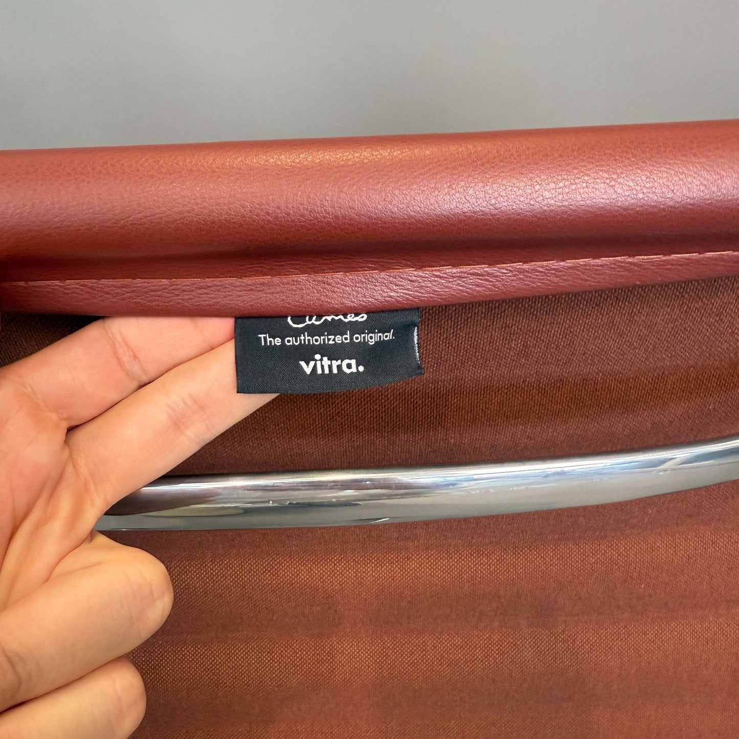 Vitra EA 117 Drehstuhl mit terracottafarbenem Premium Lederbezug und poliertem Aluminiumgestell