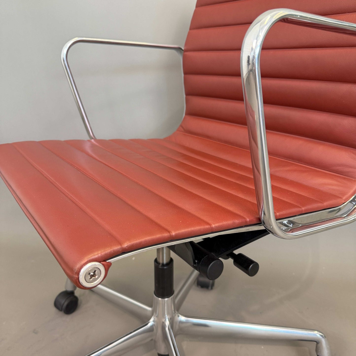 Vitra EA 117 Bürostuhl mit terracottafarbenem Premium Leder und poliertem Aluminiumgestell, drehbar und höhenverstellbar