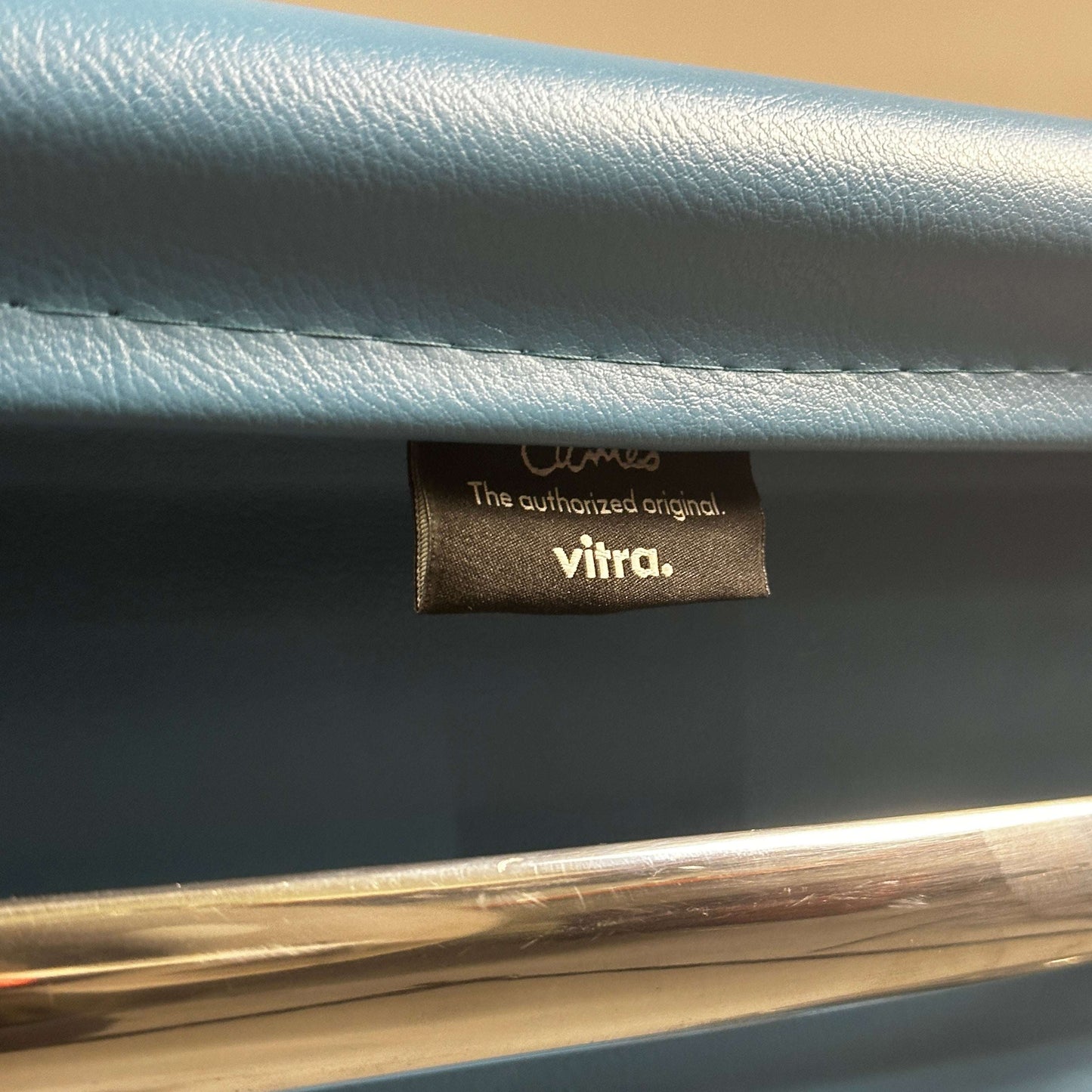Vitra EA 117 Vinyl blauer Eames Alu Chair mit poliertem Aluminiumgestell und verstellbarer Sitzhöhe