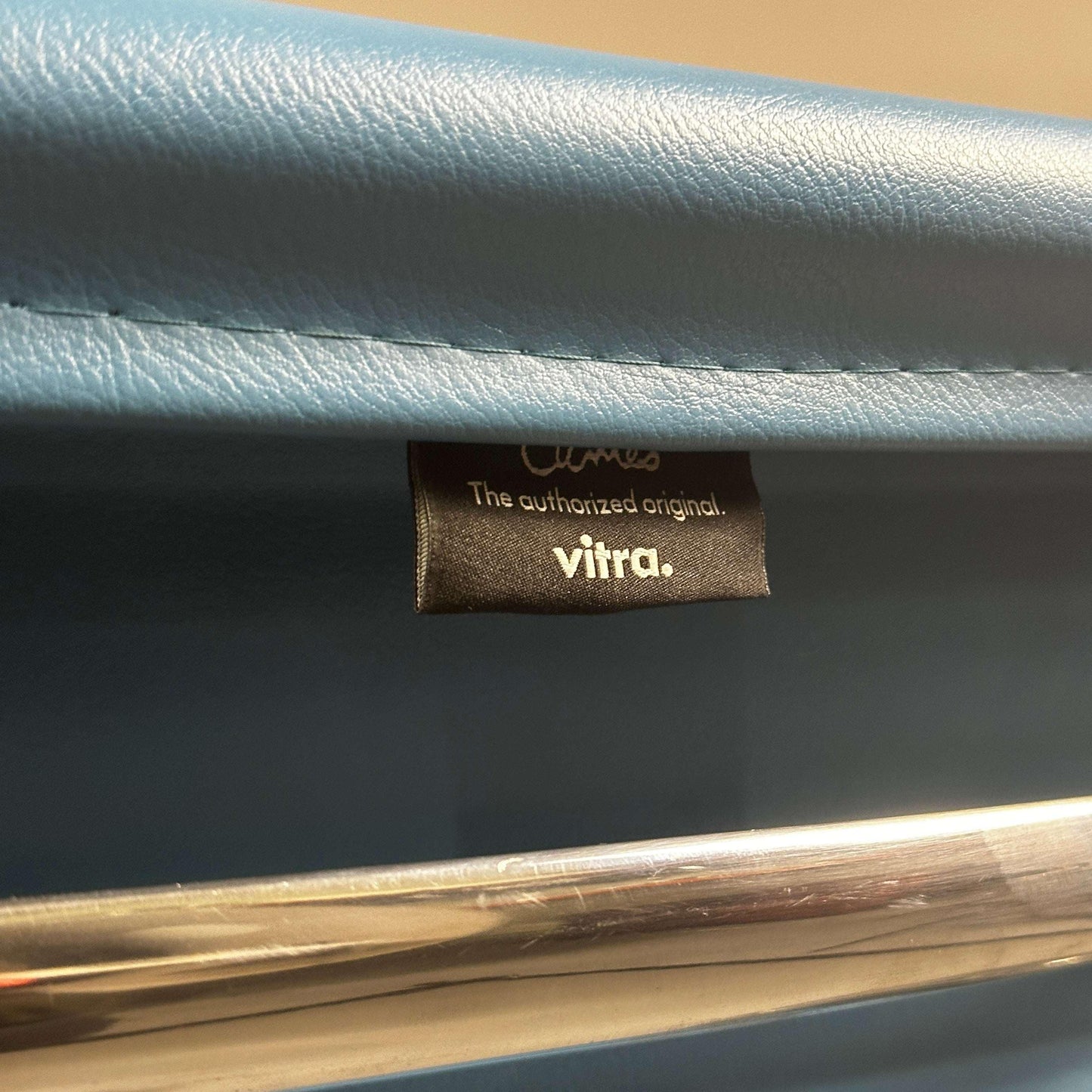 Vitra EA 117 Vinyl blauer Eames Alu Chair mit poliertem Aluminiumgestell und verstellbarer Sitzhöhe