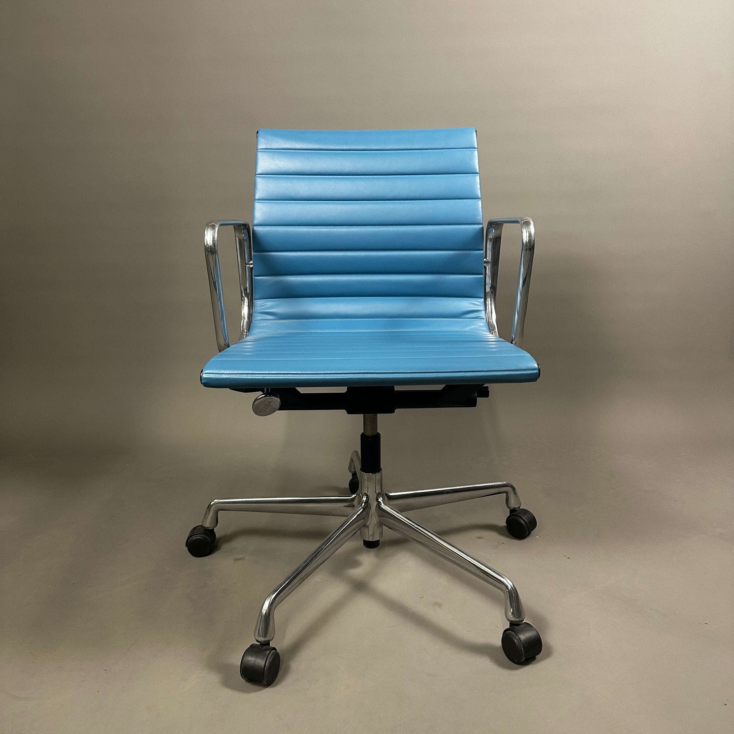 Vitra EA 117 Vinyl Bürostuhl mit blauem Vinylbezug und poliertem Aluminiumgestell, höhenverstellbar und mit arretierbarer Rückneigemechanik