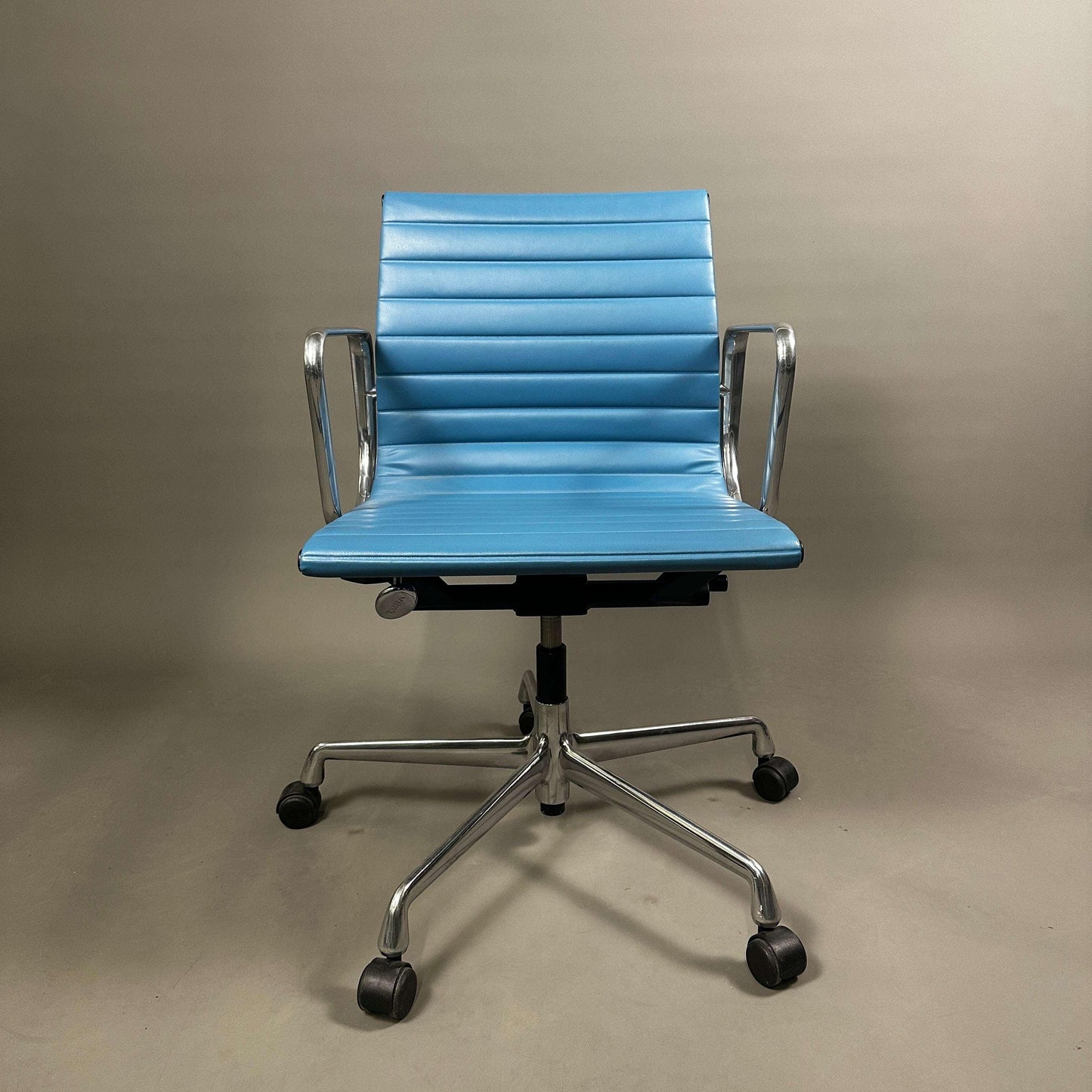 Vitra EA 117 Vinyl Bürostuhl mit blauem Vinylbezug und poliertem Aluminiumgestell, höhenverstellbar und mit arretierbarer Rückneigemechanik
