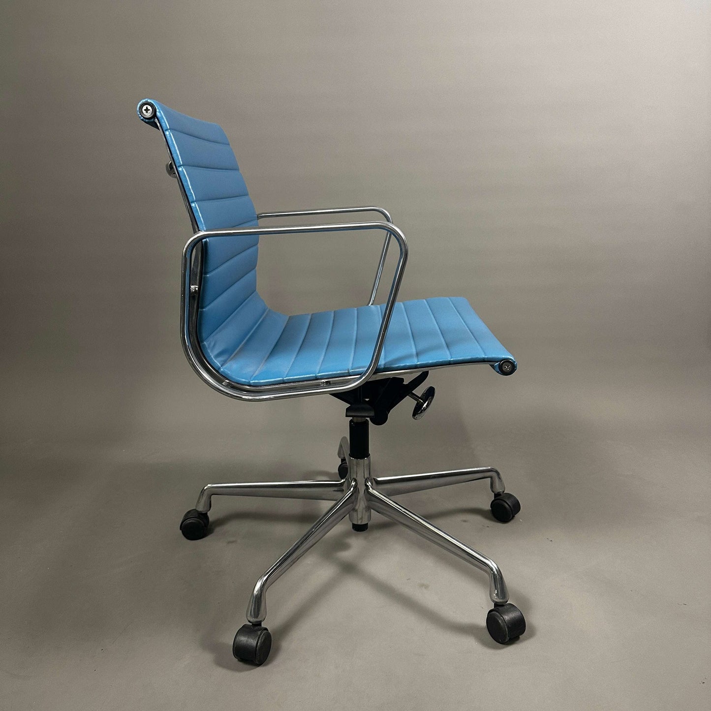 Vitra EA 117 Vinyl Bürostuhl mit blauem Vinylbezug und poliertem Aluminiumgestell, höhenverstellbar und mit arretierbarer Rückneigemechanik