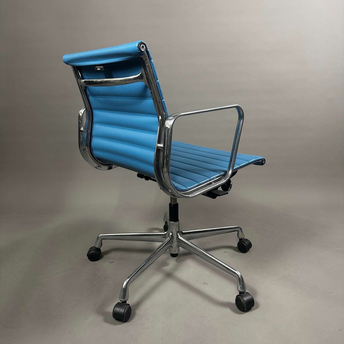 Vitra EA 117 Vinyl blau Eames Alu Chair mit Aluminiumgestell und verstellbarer Rückenlehne