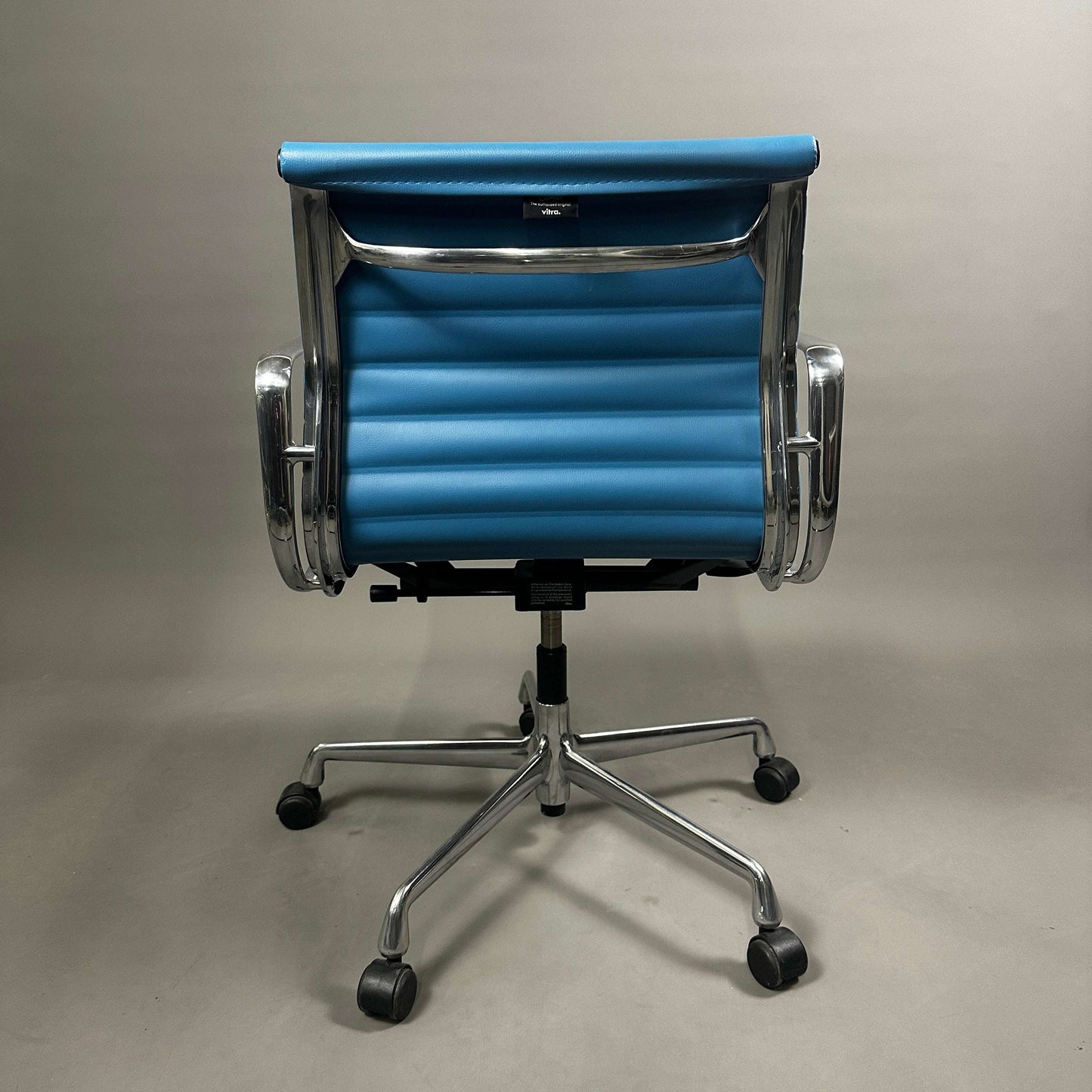 Vitra EA 117 Aluminium Bürostuhl mit blauem Vinylbezug und verstellbarer Rückenlehne von hinten gesehen