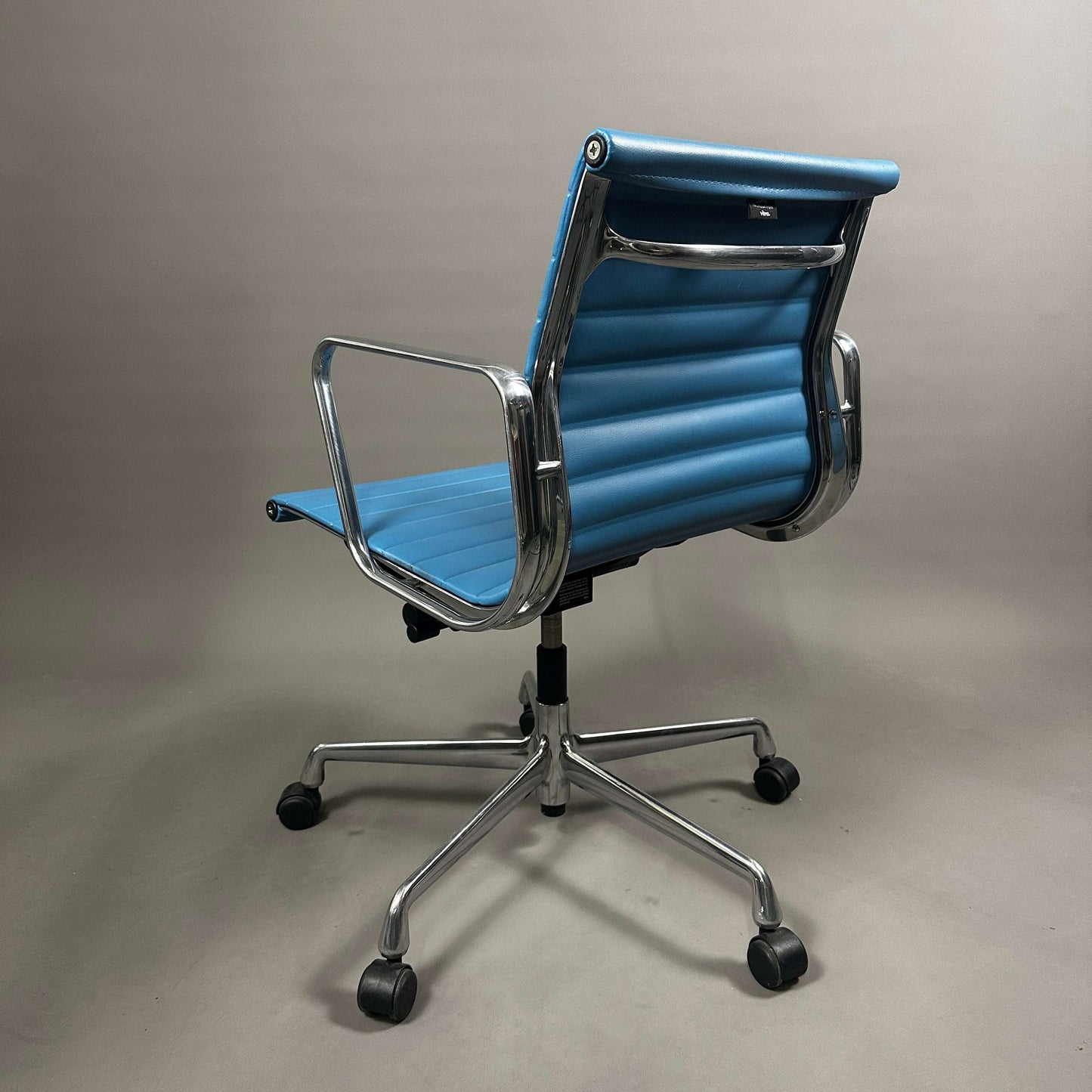Vitra EA 117 Vinyl Bürostuhl blau mit Aluminiumgestell und verstellbarer Rückenlehne