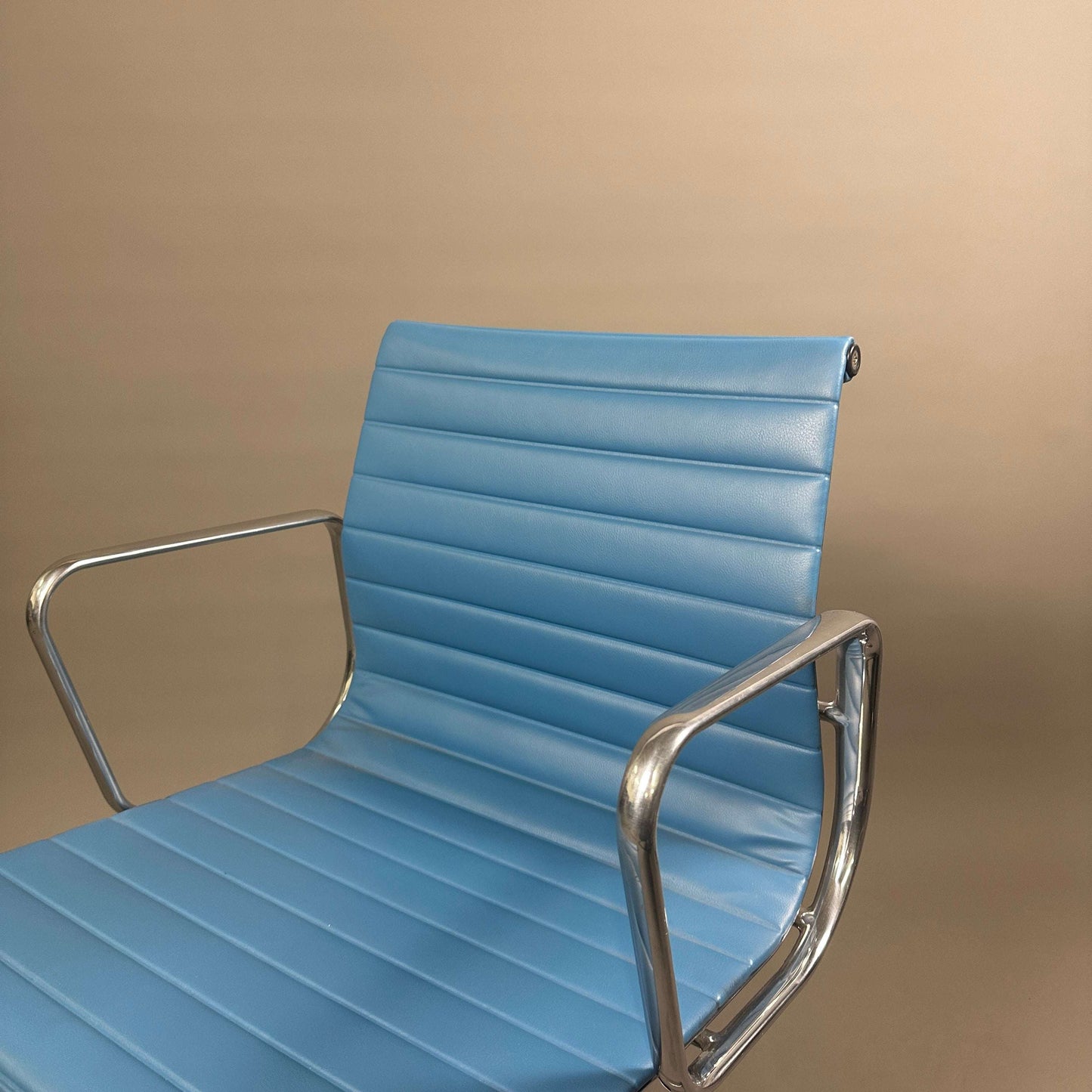 Blauer Vitra EA 117 Vinyl Bürostuhl mit Aluminiumgestell und verstellbarer Rückenlehne