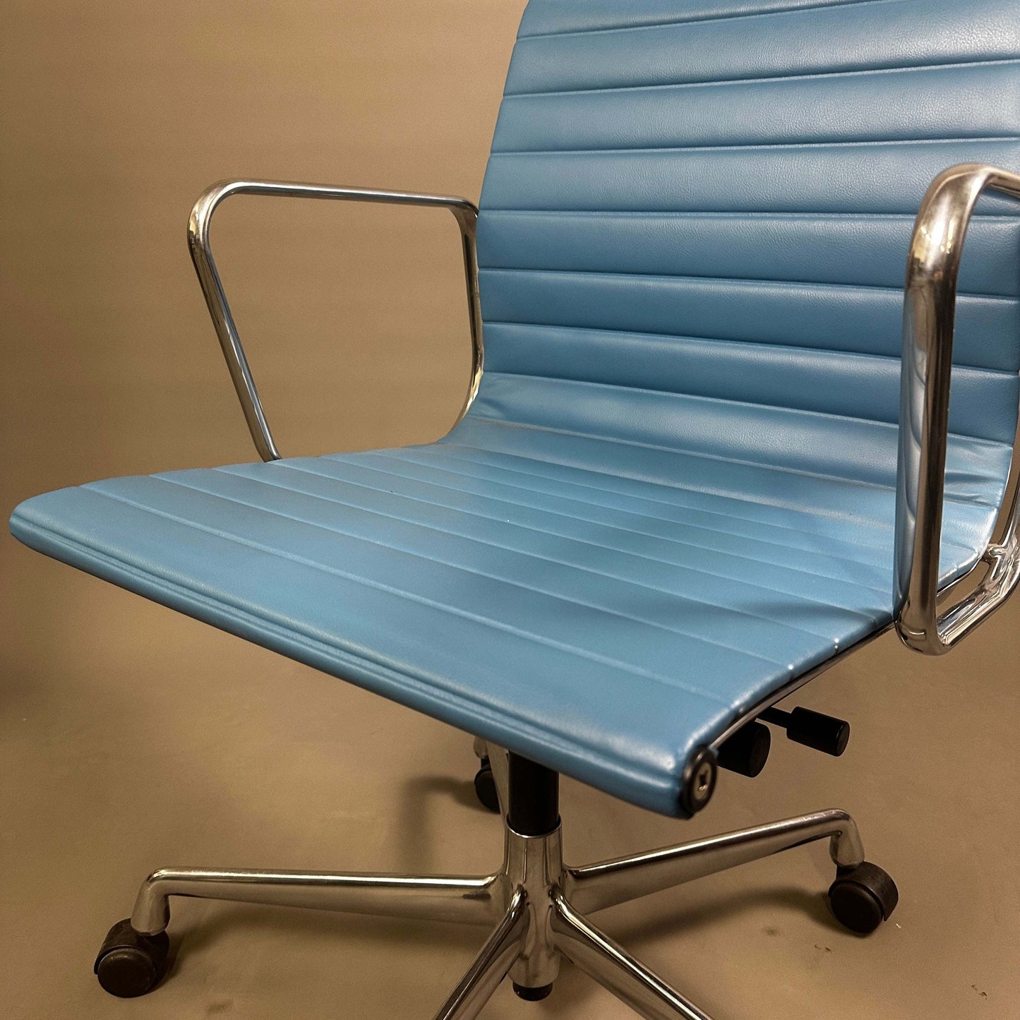 Vitra EA 117 Vinyl Bürostuhl mit blauem Vinylbezug und poliertem Aluminiumgestell