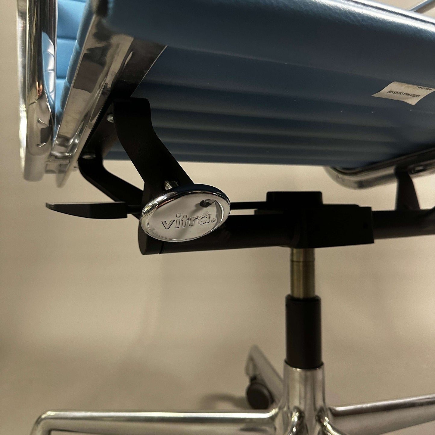 Vitra EA 117 Vinyl Bürostuhl mit blauem Vinylbezug und poliertem Aluminiumgestell, höhenverstellbar und mit arretierbarer Rückneigemechanik