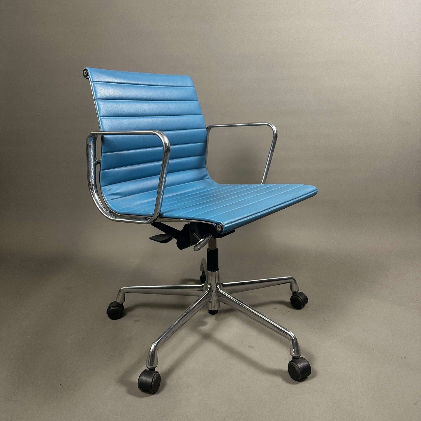 Vitra EA 117 Vinyl Bürostuhl mit blauem Vinylbezug und poliertem Aluminiumgestell, höhenverstellbar und mit arretierbarer Rückneigemechanik