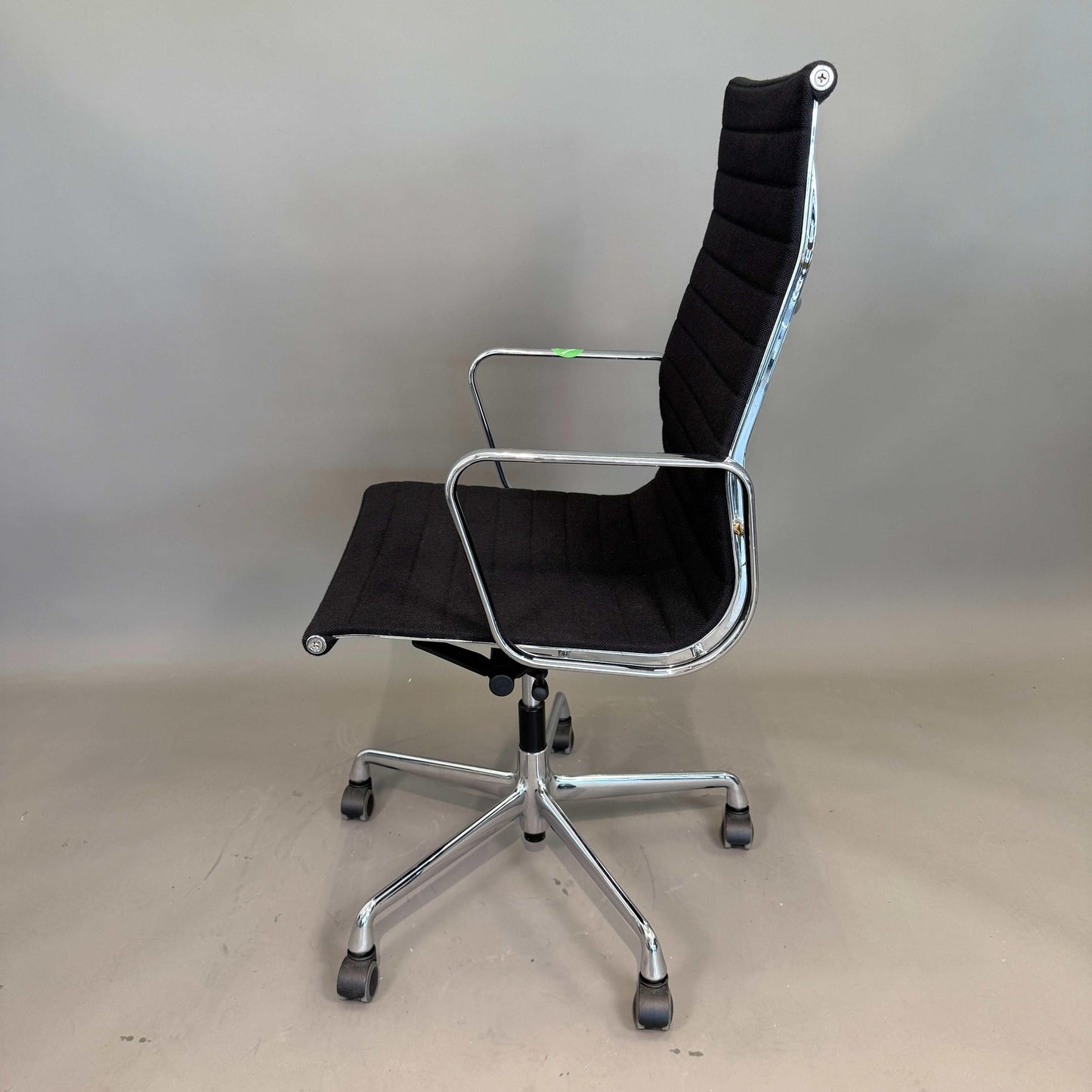 Vitra EA 119 Hopsak Bürostuhl schwarz mit höhenverstellbarer Sitzfläche und Aluminiumgestell