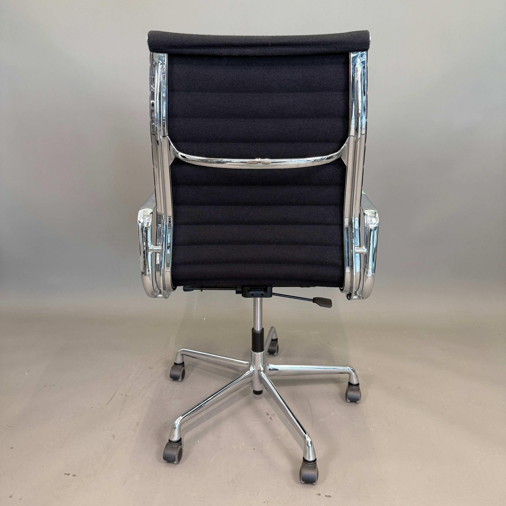 Vitra EA 119 Hopsak Bürostuhl schwarzer Bezug mit verstellbarer Rückenlehne und Aluminiumfünfsterngestell