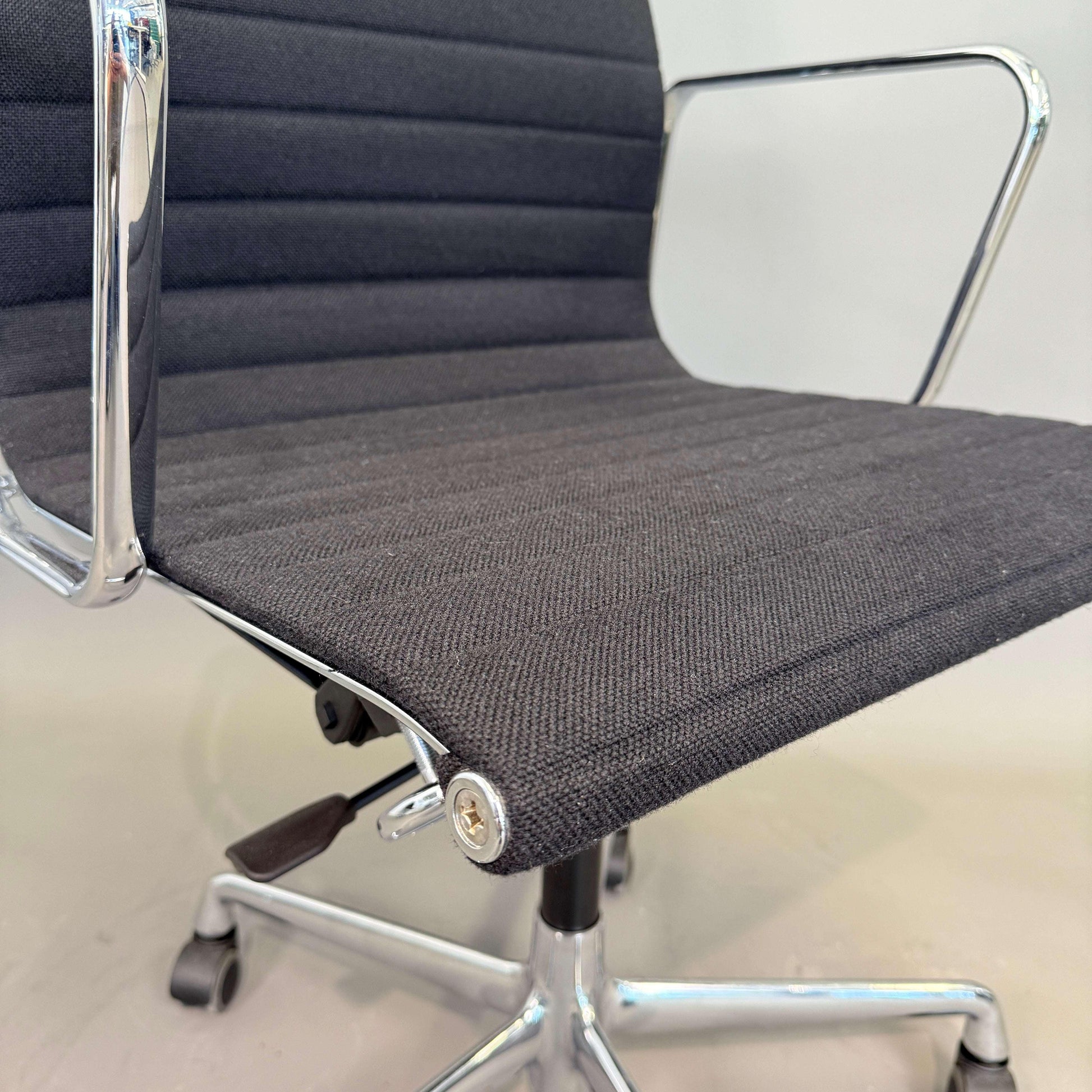 Vitra EA 119 Hopsak Bürostuhl mit schwarzem Hopsak-Bezug, verstellbarer Sitzhöhe und schwarzem Aluminium 5-Sternfuß
