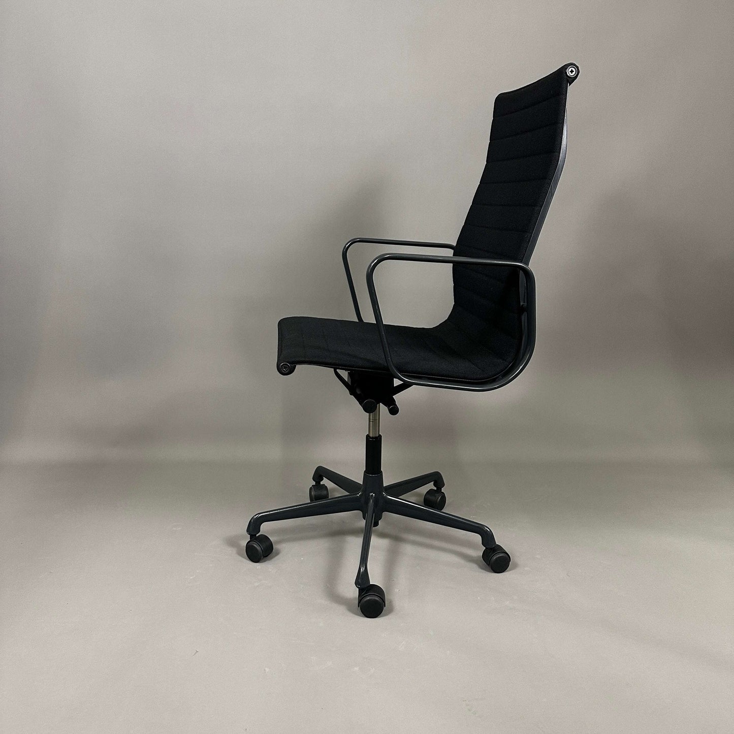 Vitra EA 119 Hopsak black office chair with adjustable tilt, gas lift seat height, and matte black aluminum five-star base