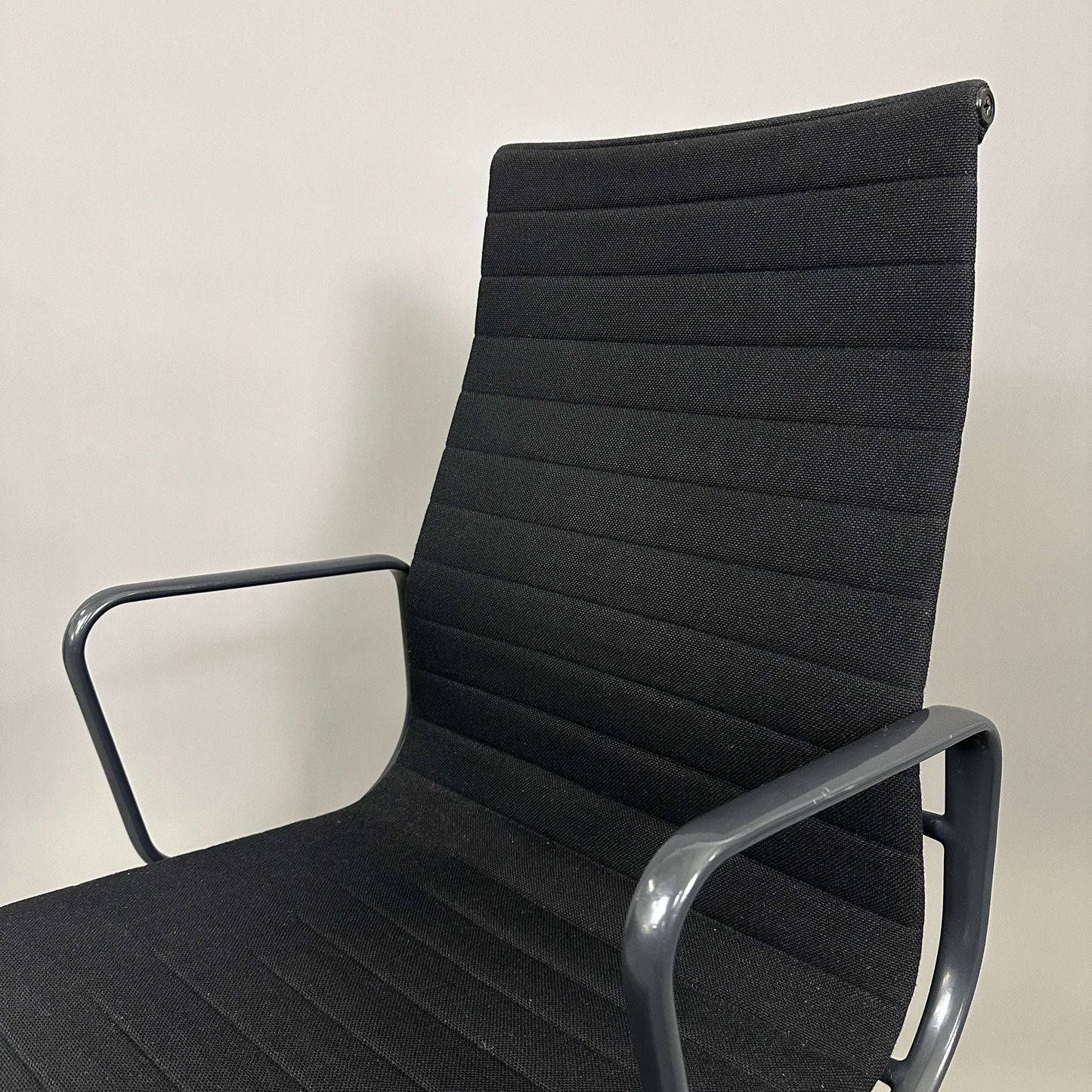 Vitra EA 119 Hopsak black office chair with adjustable tilt and gas lift, black tubular frame and five-star aluminum base