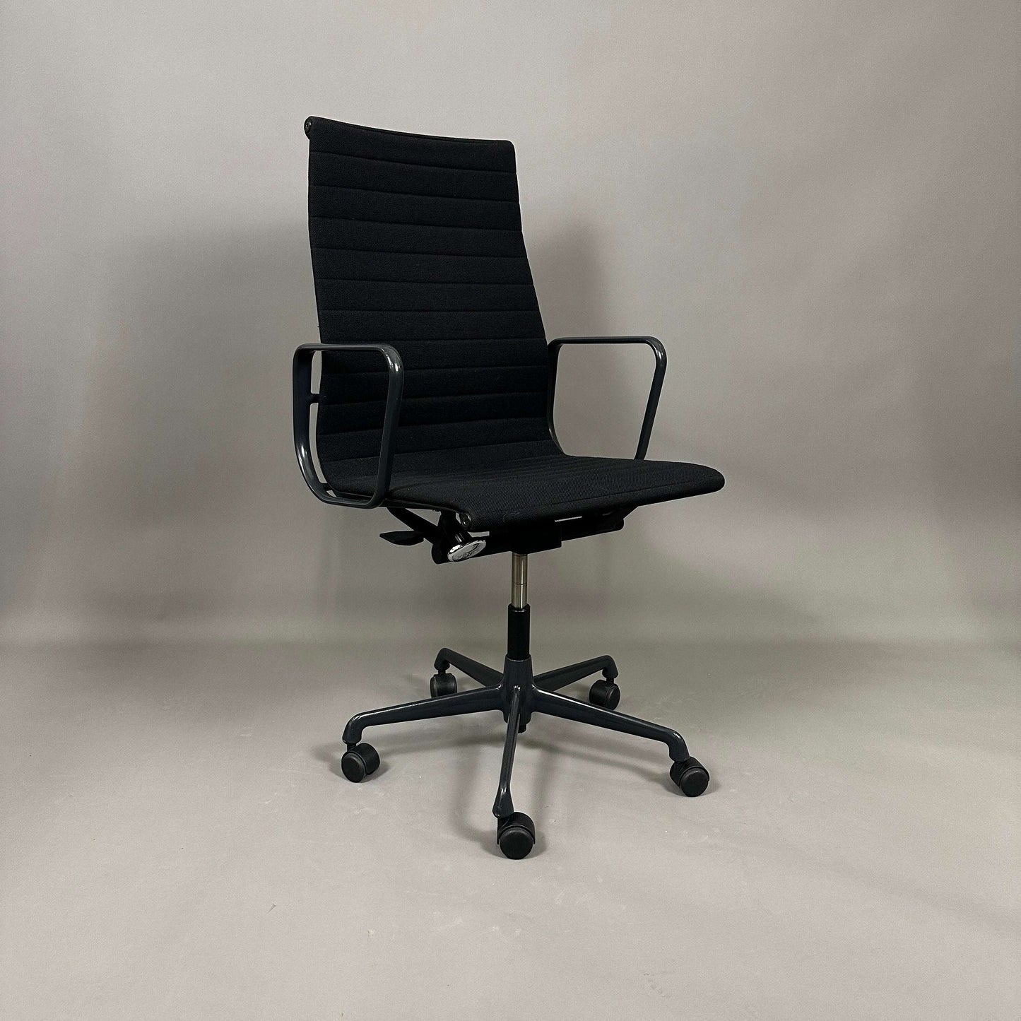 Vitra EA 119 Hopsak black office chair with adjustable tilt and height, black frame, and five-star aluminum base