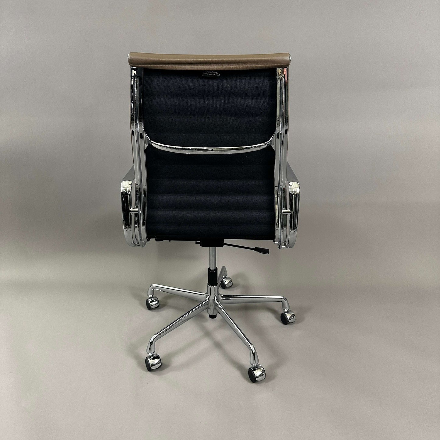 Vitra EA 119 Bürostuhl aus taupefarbenem Leder mit verstellbarer Rückneigemechanik und Chromgestell, Rückansicht