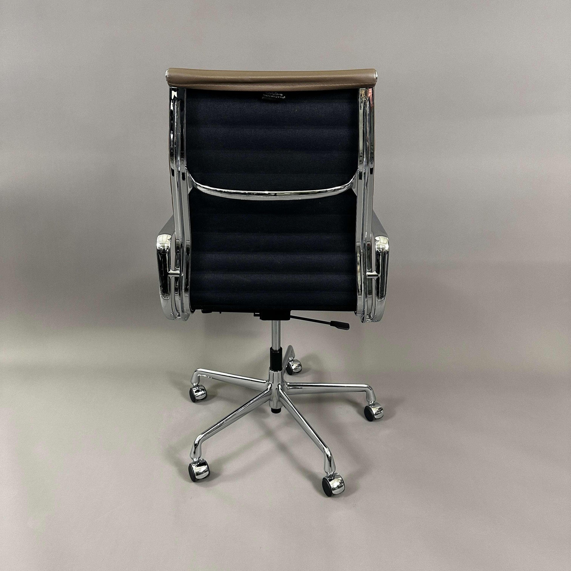 Vitra EA 119 Bürostuhl aus taupefarbenem Leder mit verstellbarer Rückneigemechanik und Chromgestell, Rückansicht