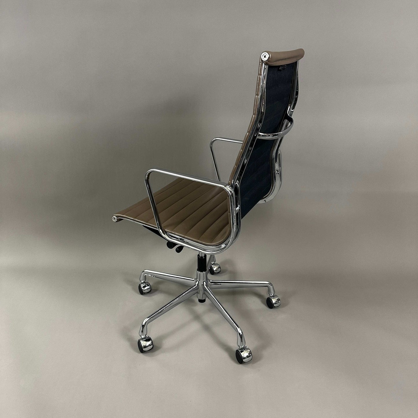 Vitra EA 119 Bürostuhl mit taupefarbenem Lederbezug und Chromgestell, verstellbare Rückneigung und Sitzhöhe