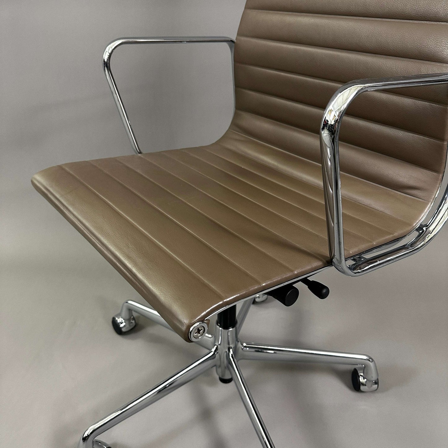 Moderner Vitra EA 119 Bürostuhl mit taupefarbenem Leder und verchromtem Gestell, stufenlos höhenverstellbar mit arretierbarer Rückneigemechanik