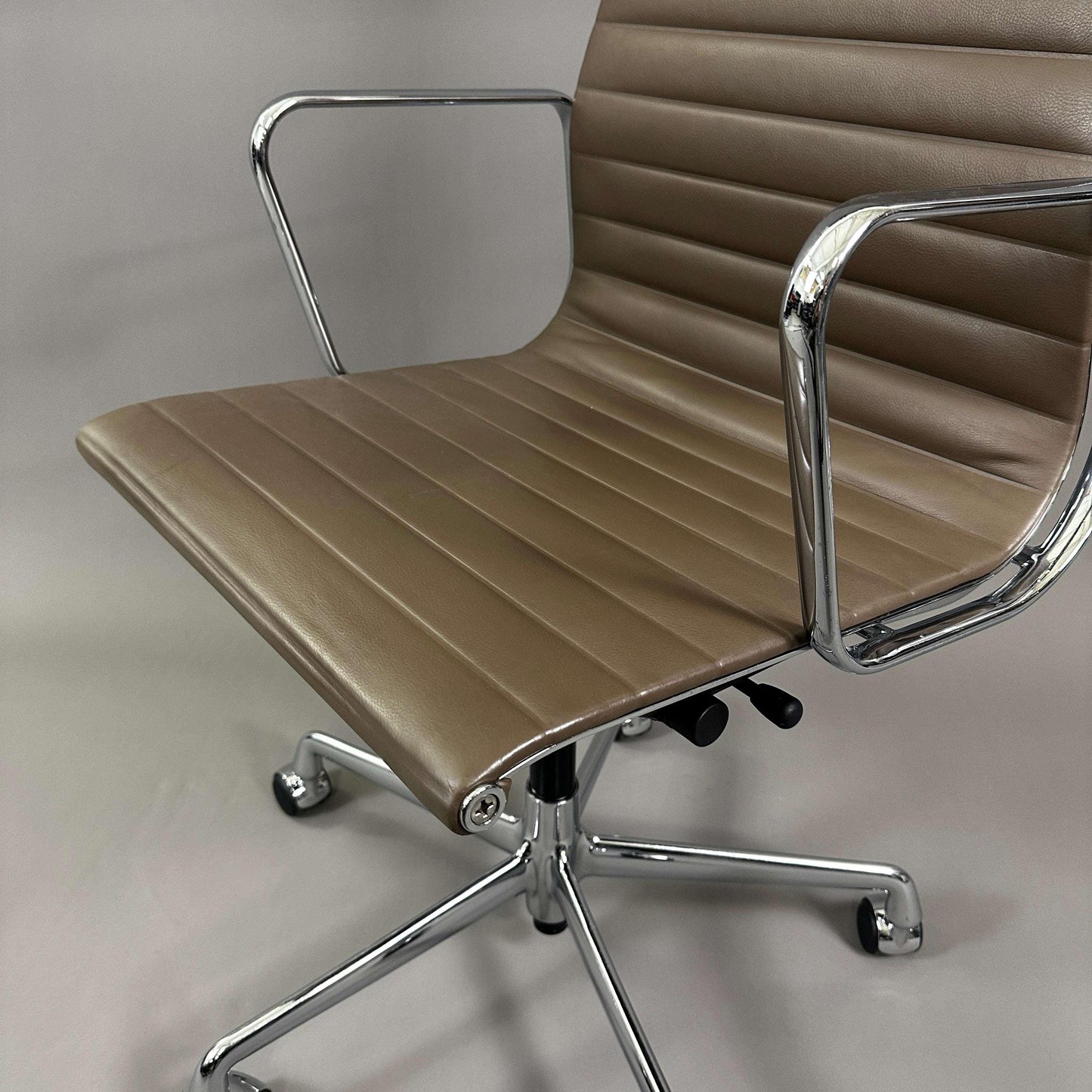 Moderner Vitra EA 119 Bürostuhl mit taupefarbenem Leder und verchromtem Gestell, stufenlos höhenverstellbar mit arretierbarer Rückneigemechanik