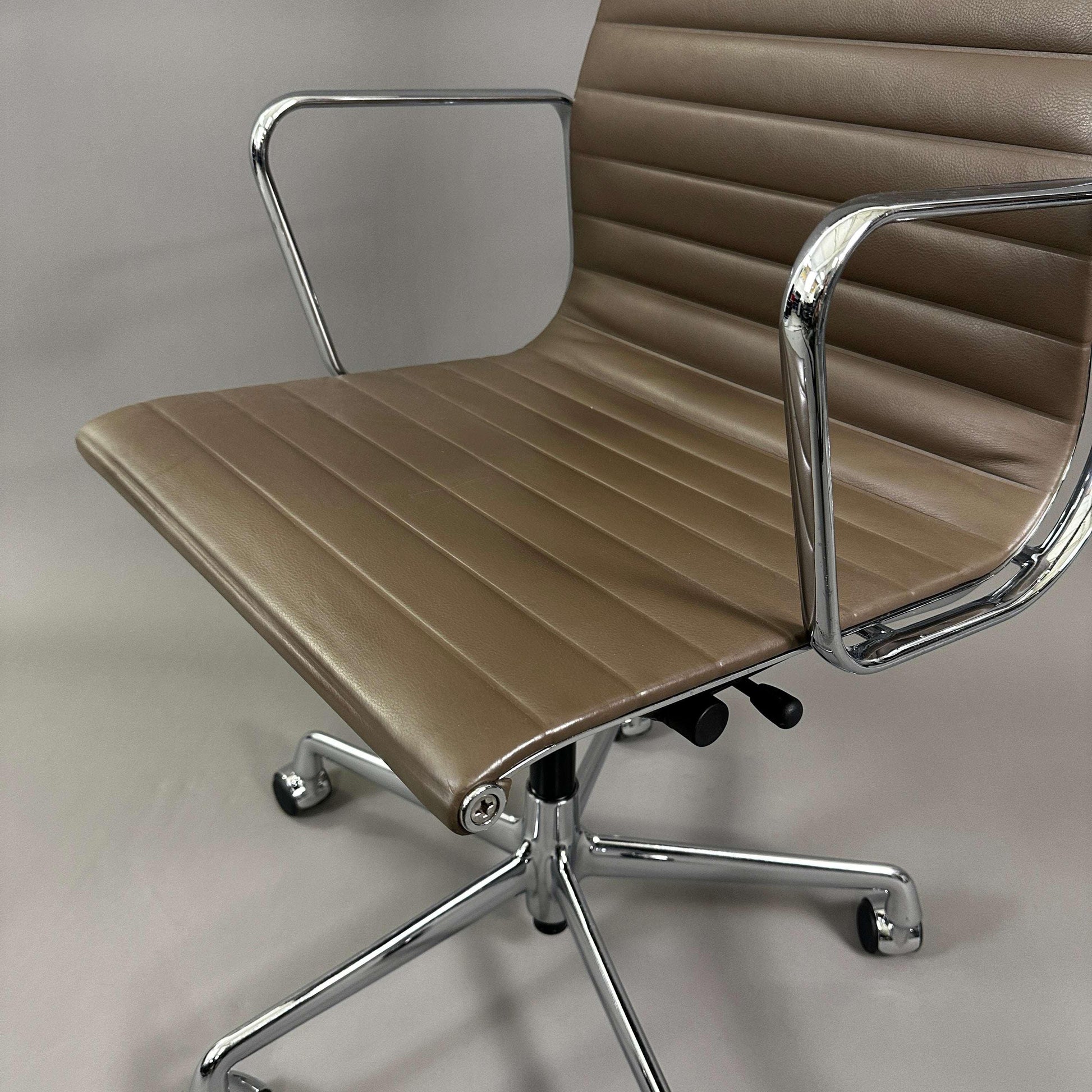 Moderner Vitra EA 119 Bürostuhl mit taupefarbenem Leder und verchromtem Gestell, stufenlos höhenverstellbar mit arretierbarer Rückneigemechanik