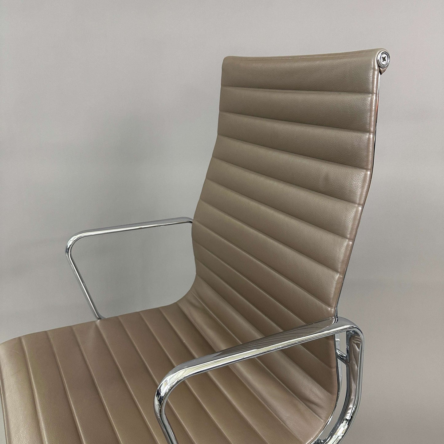 Vitra EA 119 Eames Alu Chair mit taupefarbenem Lederbezug und verchromtem Gestell, höhenverstellbar und mit arretierbarer Rückneigemechanik