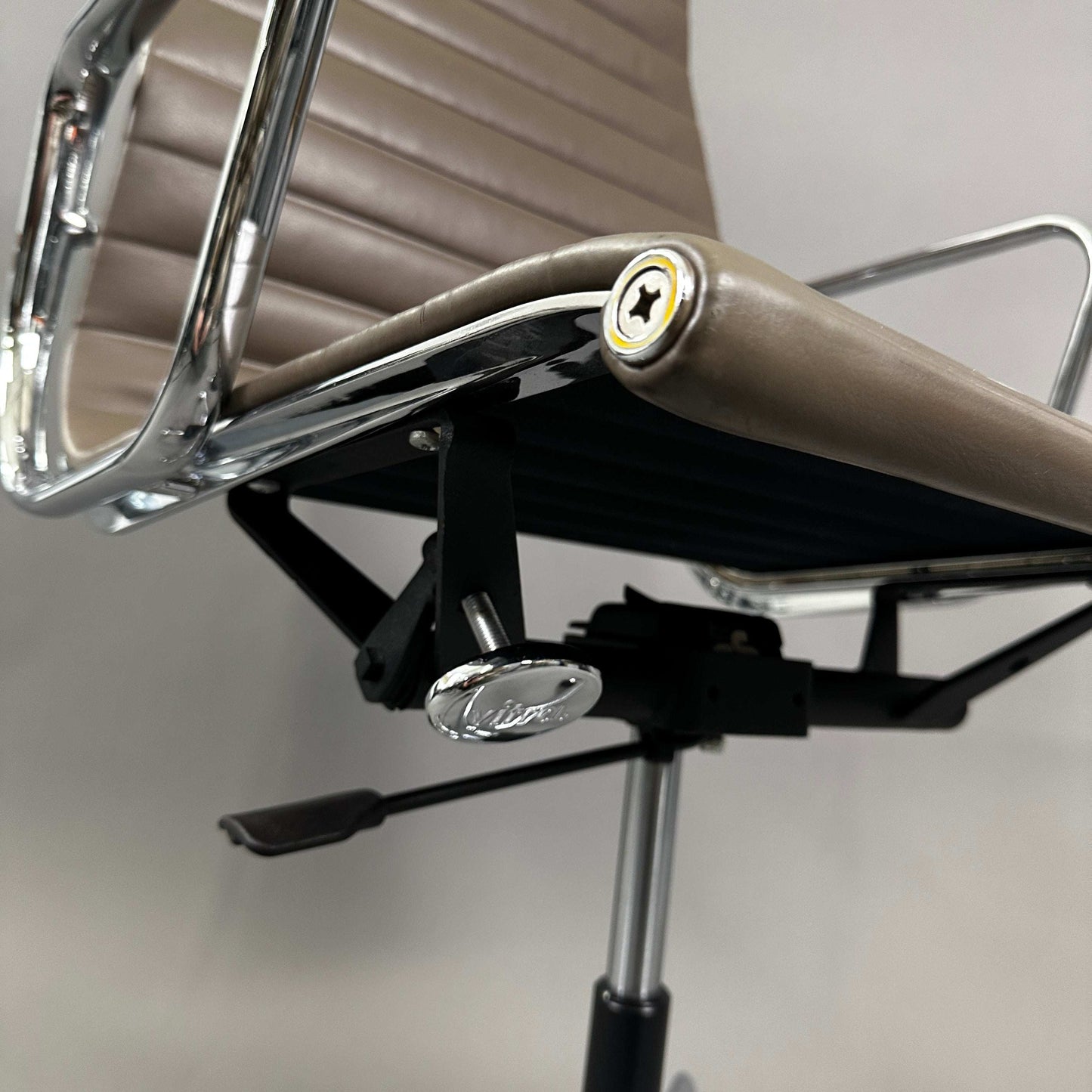 Vitra EA 119 Eames Alu Chair mit taupefarbenem Lederbezug und verchromtem Gestell, verstellbare Sitzhöhe und Rückneigemechanik
