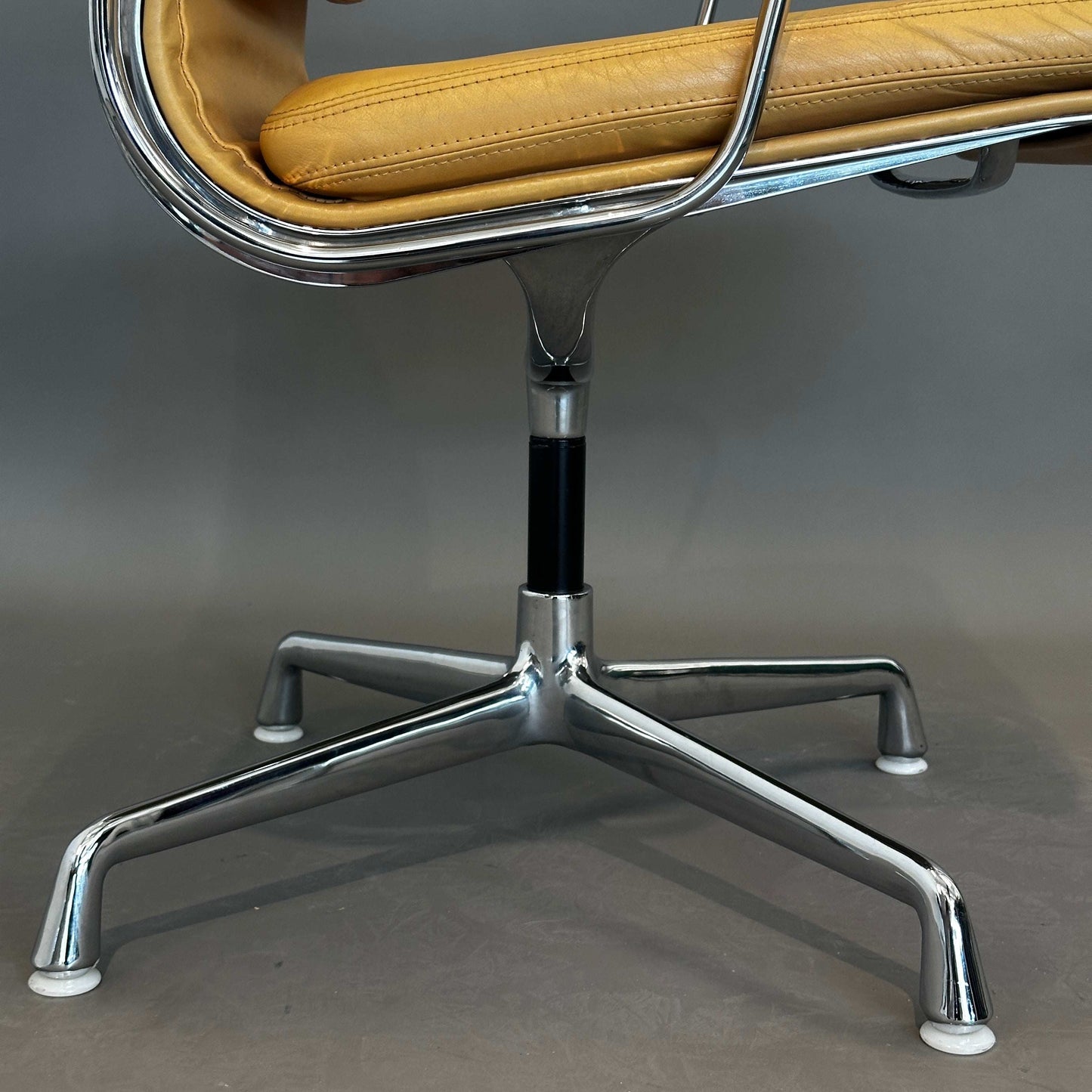 Vitra EA 208 Stuhl hellbraunes Leder soft gepolstert mit chromgestell drehbar nahaufnahme untermöbel