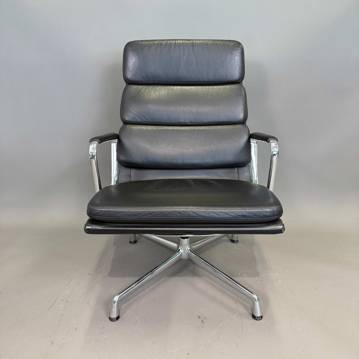 Vitra EA 216 Soft Pad Leder Sessel in schwarz mit Lederarmlehnen und Aluminiumgestell