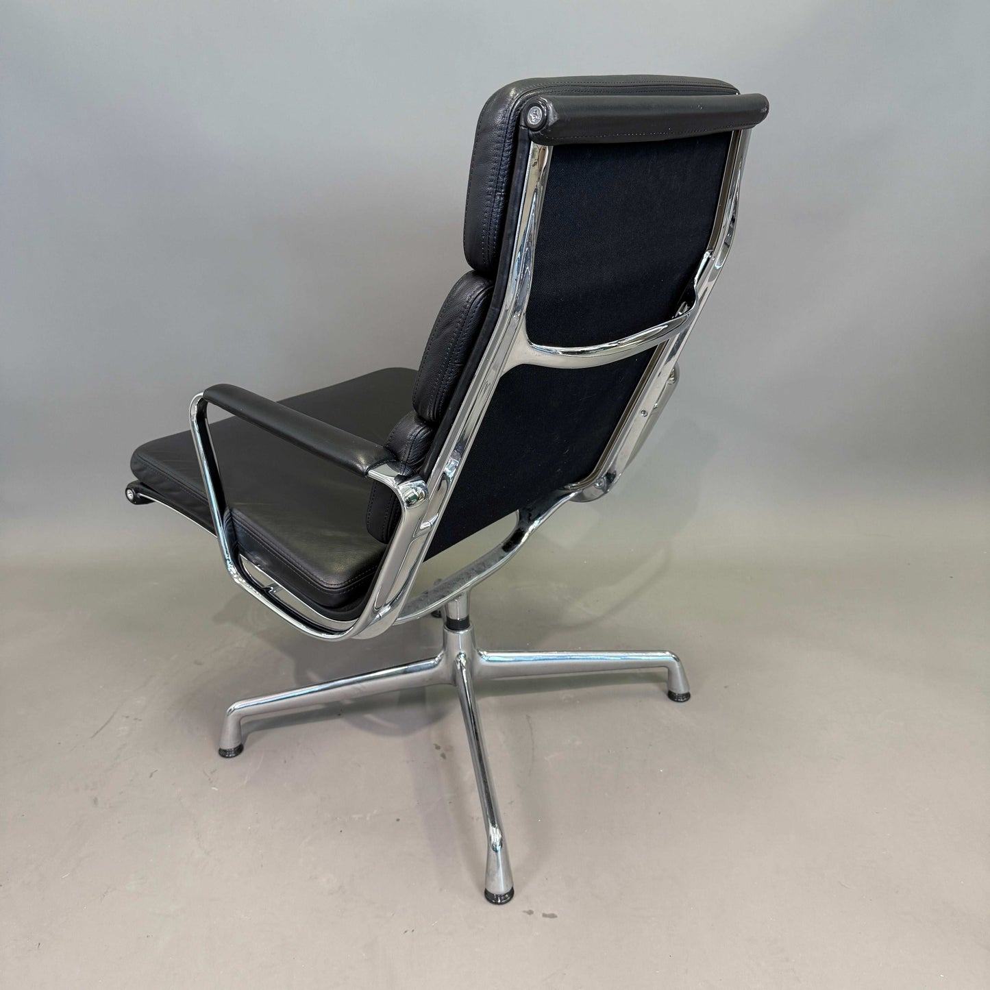 Vitra EA 216 Soft Pad Lederstuhl in Schwarz mit verchromtem Aluminiumgestell und festen Lederarmlehnen