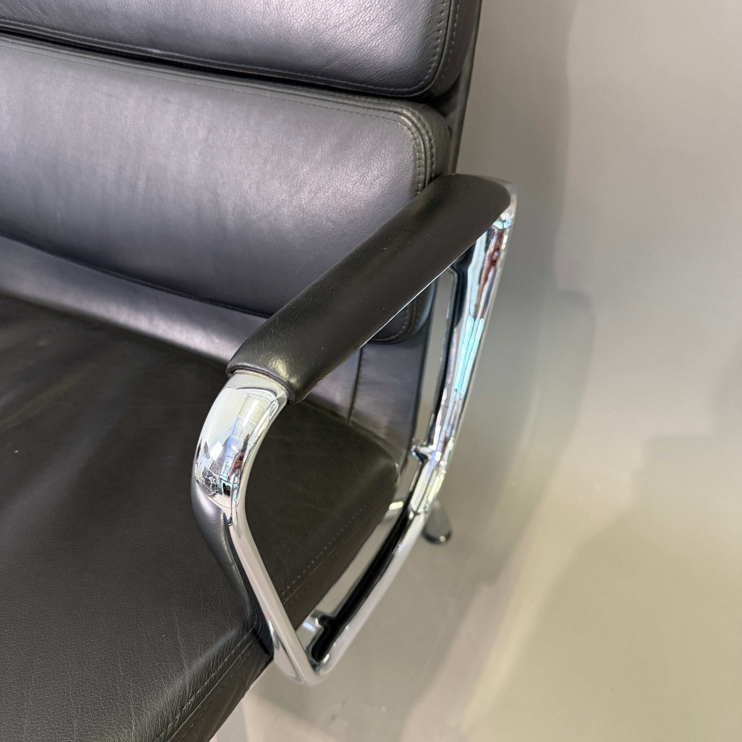 Vitra EA 216 Soft Pad Lederstuhl schwarz mit Lederarmlehnen und verchromtem Alu-Rahmen