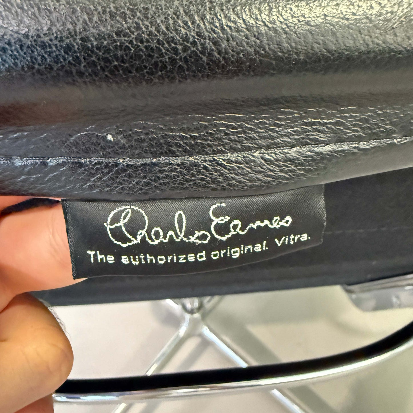 Vitra EA 216 Soft Pad schwarzes Leder mit Charles Eames Label und Aluminiumgestell