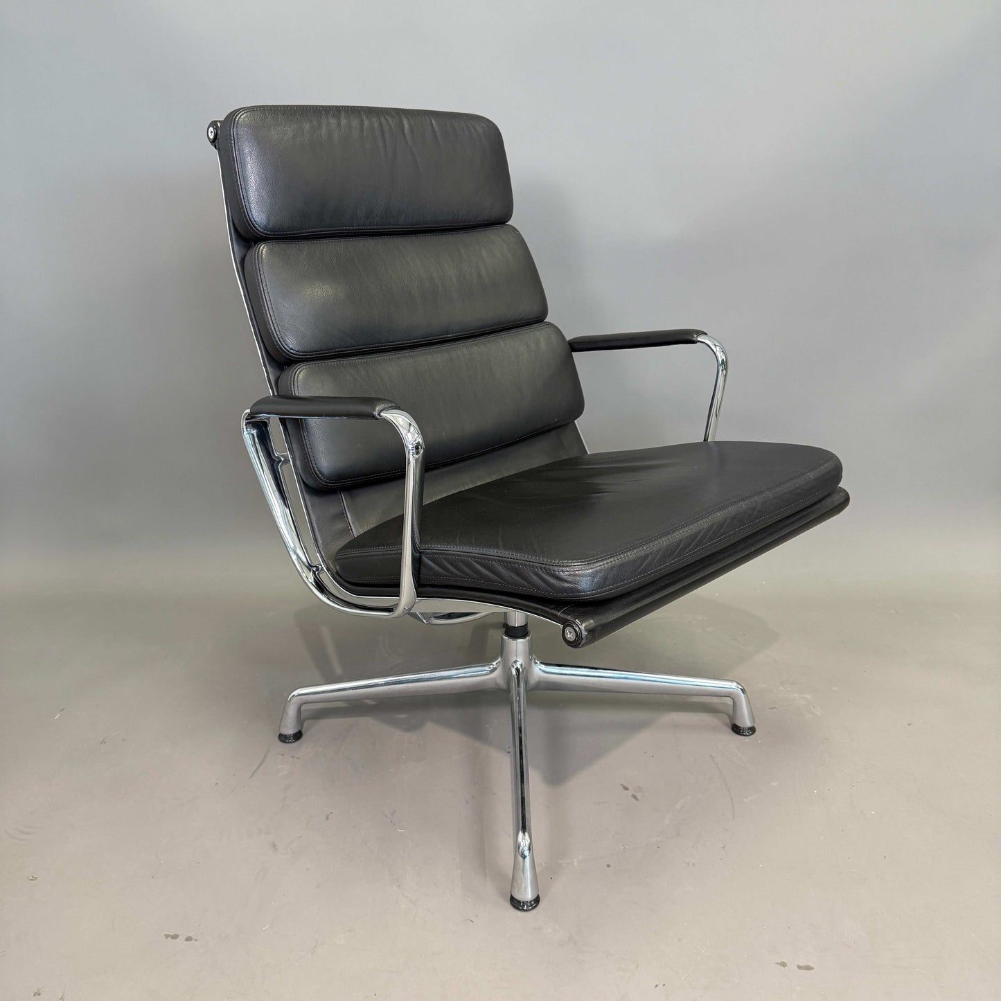 Vitra EA 216 Soft Pad Lederstuhl schwarz mit verchromtem Alu Gestell und Lederarmlehnen