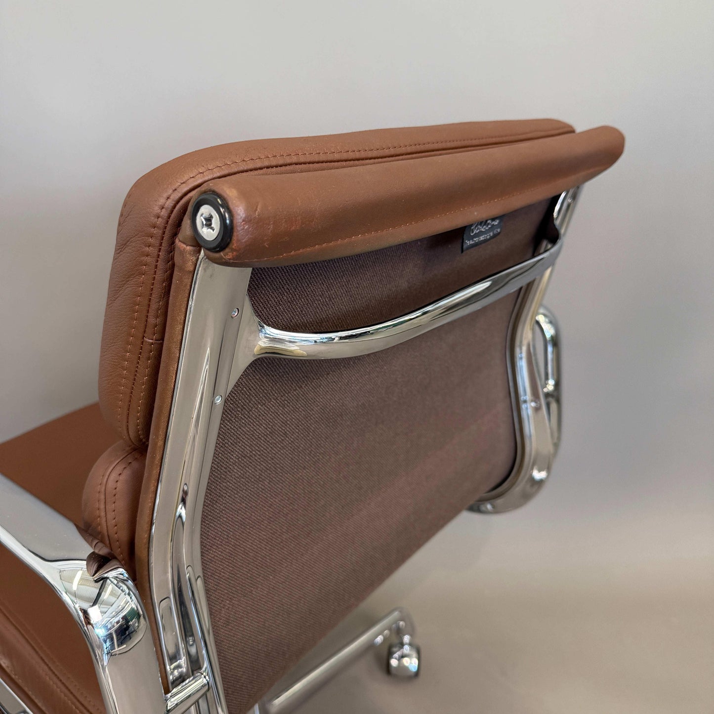 Vitra EA 217 Bürostuhl mit cognacfarbenem Lederbezug und chromglänzendem Gestell, drehbar und höhenverstellbar