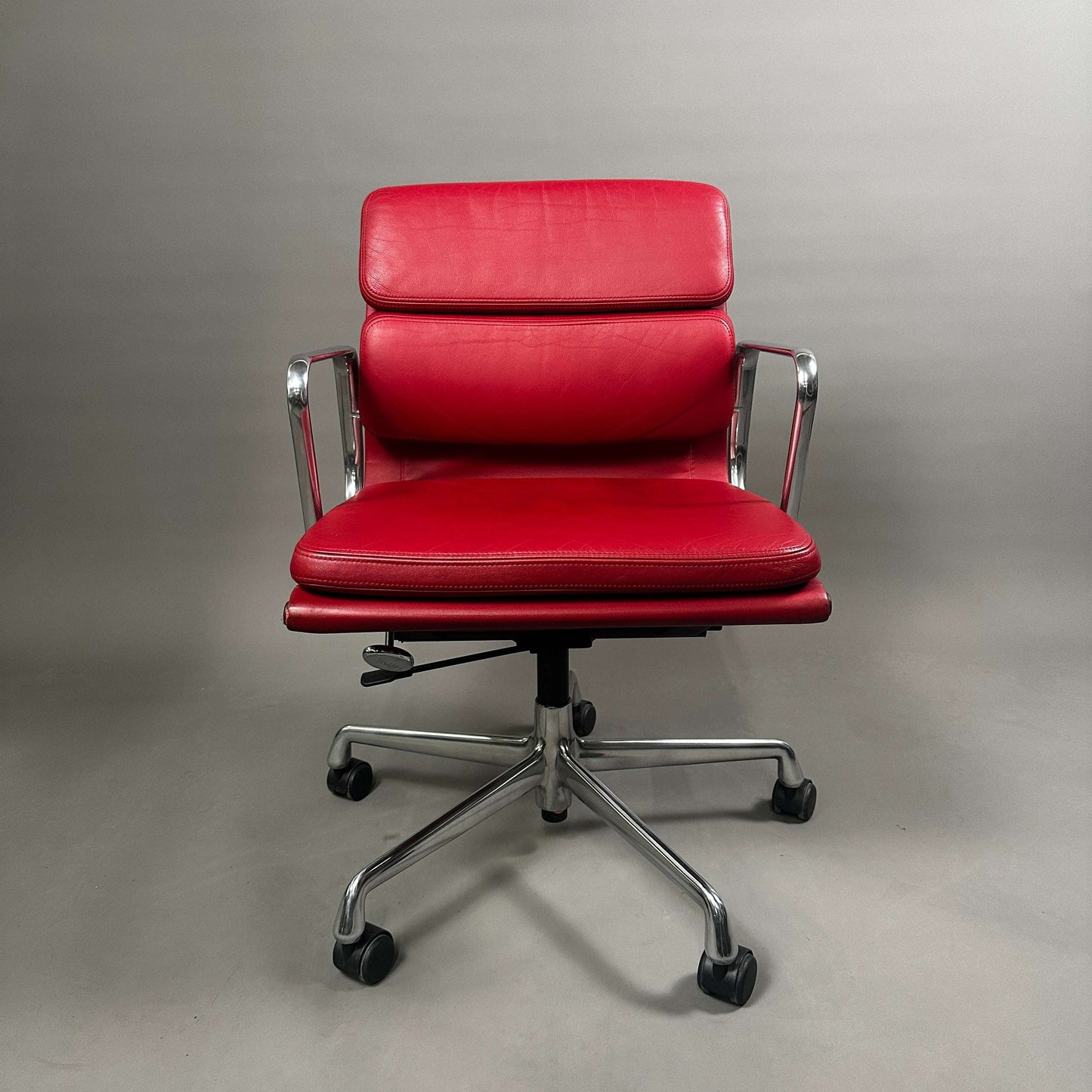 Vitra EA 217 Bürostuhl mit rotem Lederbezug und verchromtem Gestell, drehbar und höhenverstellbar