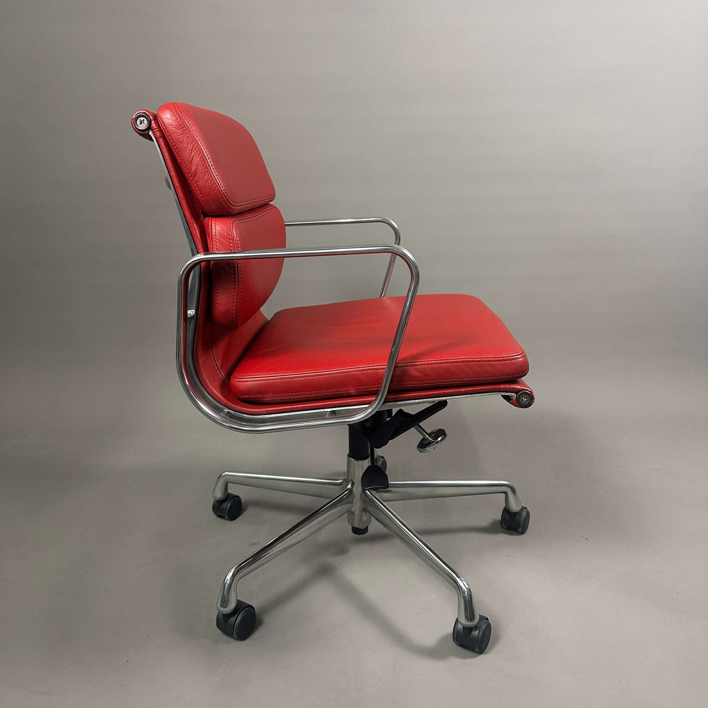 Vitra EA 217 Eames Alu Chair mit rotem Lederbezug und Chromgestell, drehbar und höhenverstellbar