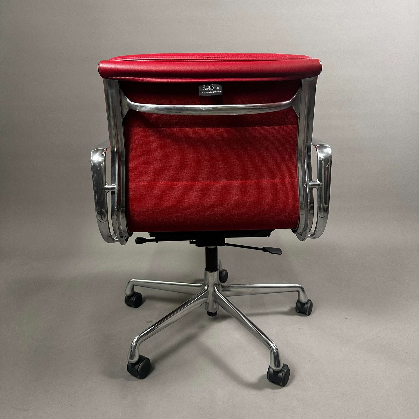 Vitra EA 217 rotleder Bürostuhl mit chromgestell und drehfunktion
