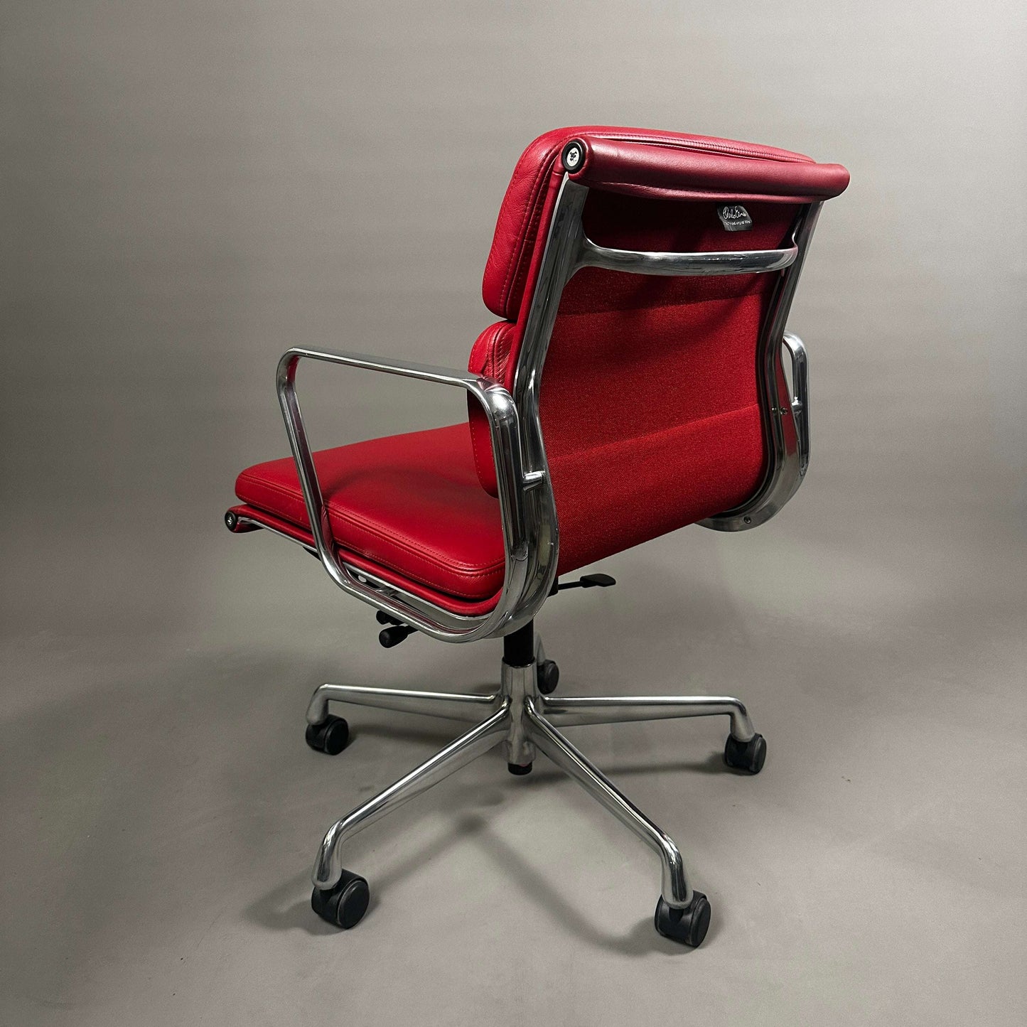 Vitra EA 217 Bürostuhl rot aus Leder mit Chromgestell und Drehfunktion