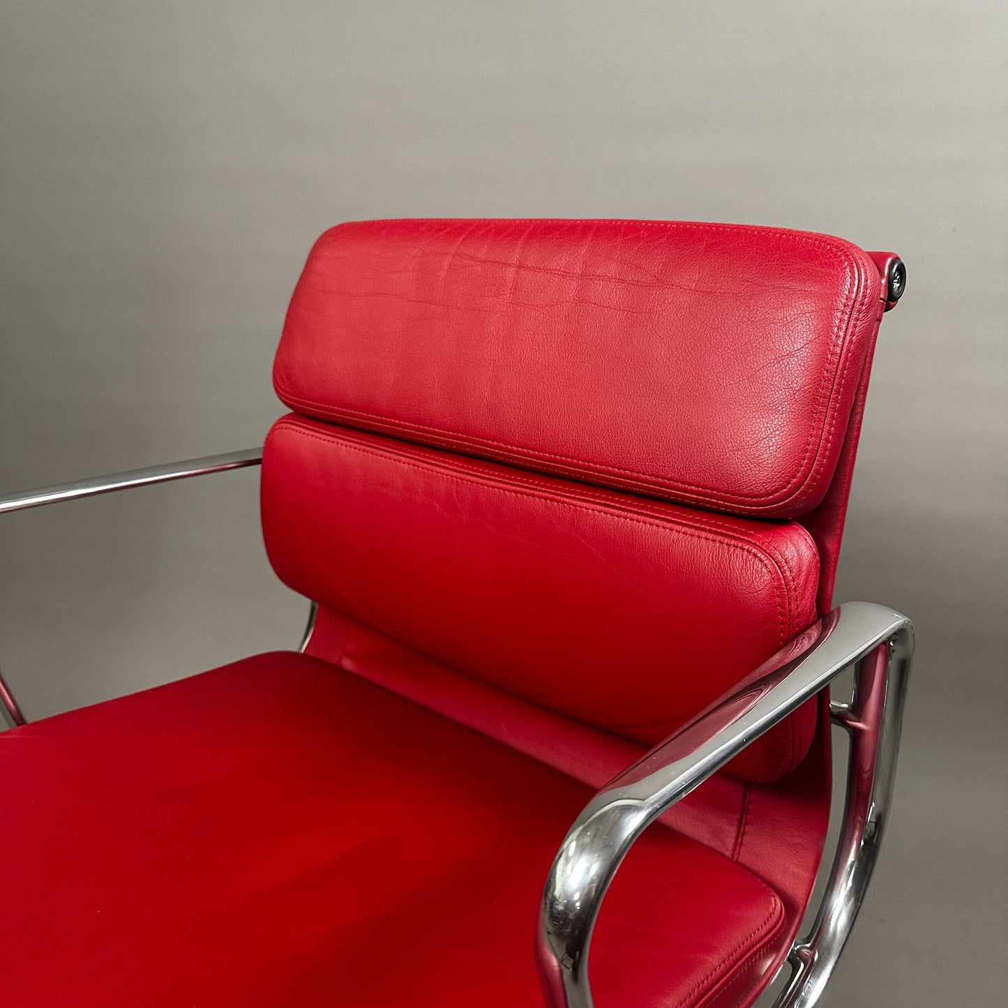 Vitra EA 217 drehbarer Bürostuhl mit rotem Leder und chromgestell