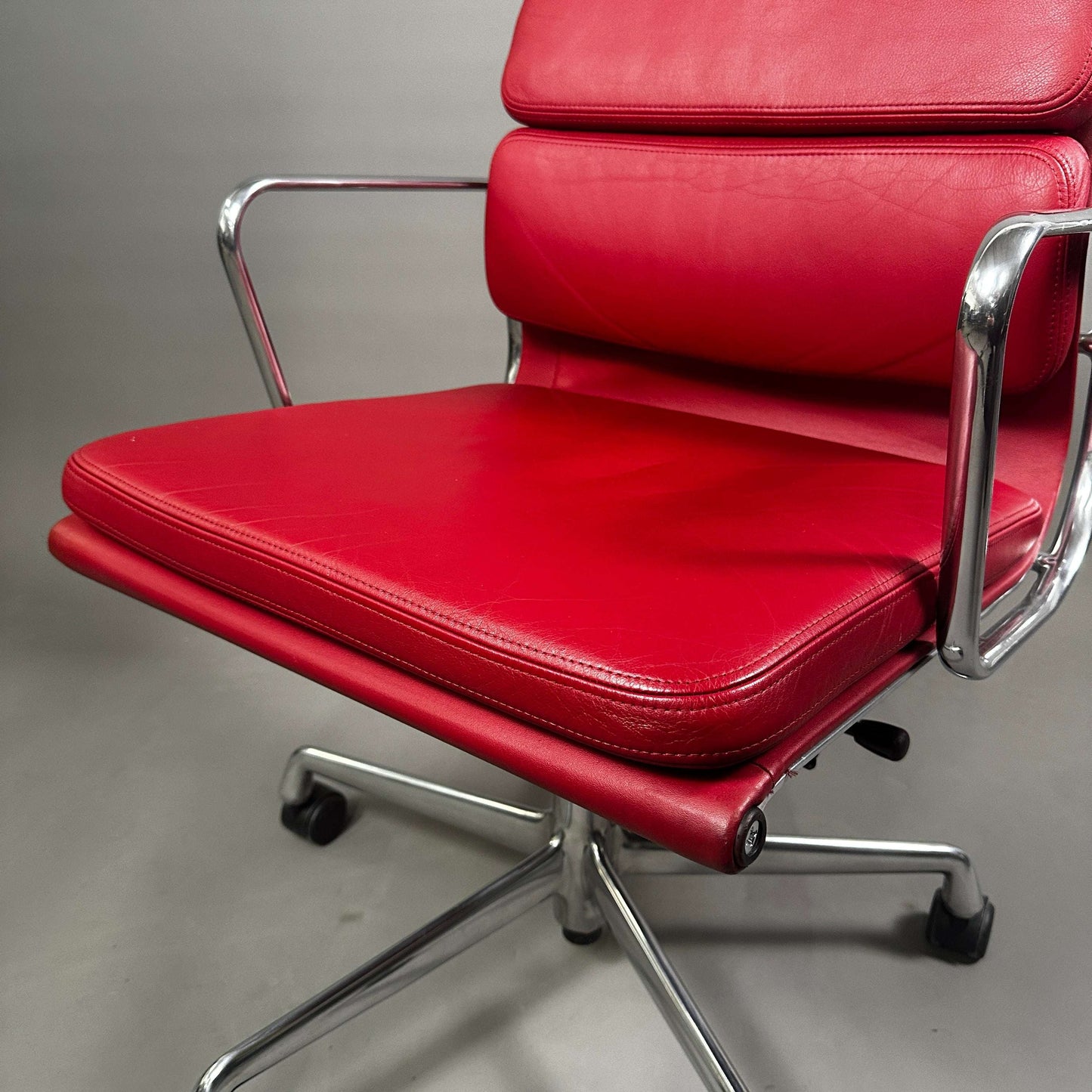 Vitra EA 217 Bürostuhl mit rotem Lederbezug und chromgestell, drehbar und höhenverstellbar
