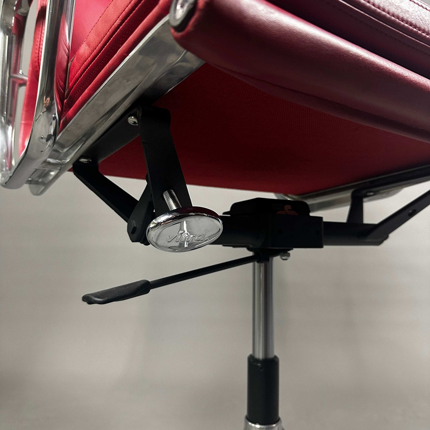 Vitra EA 217 Drehstuhl mit rotem Lederbezug und verstellbarer Gasfeder, verchromtes Gestell