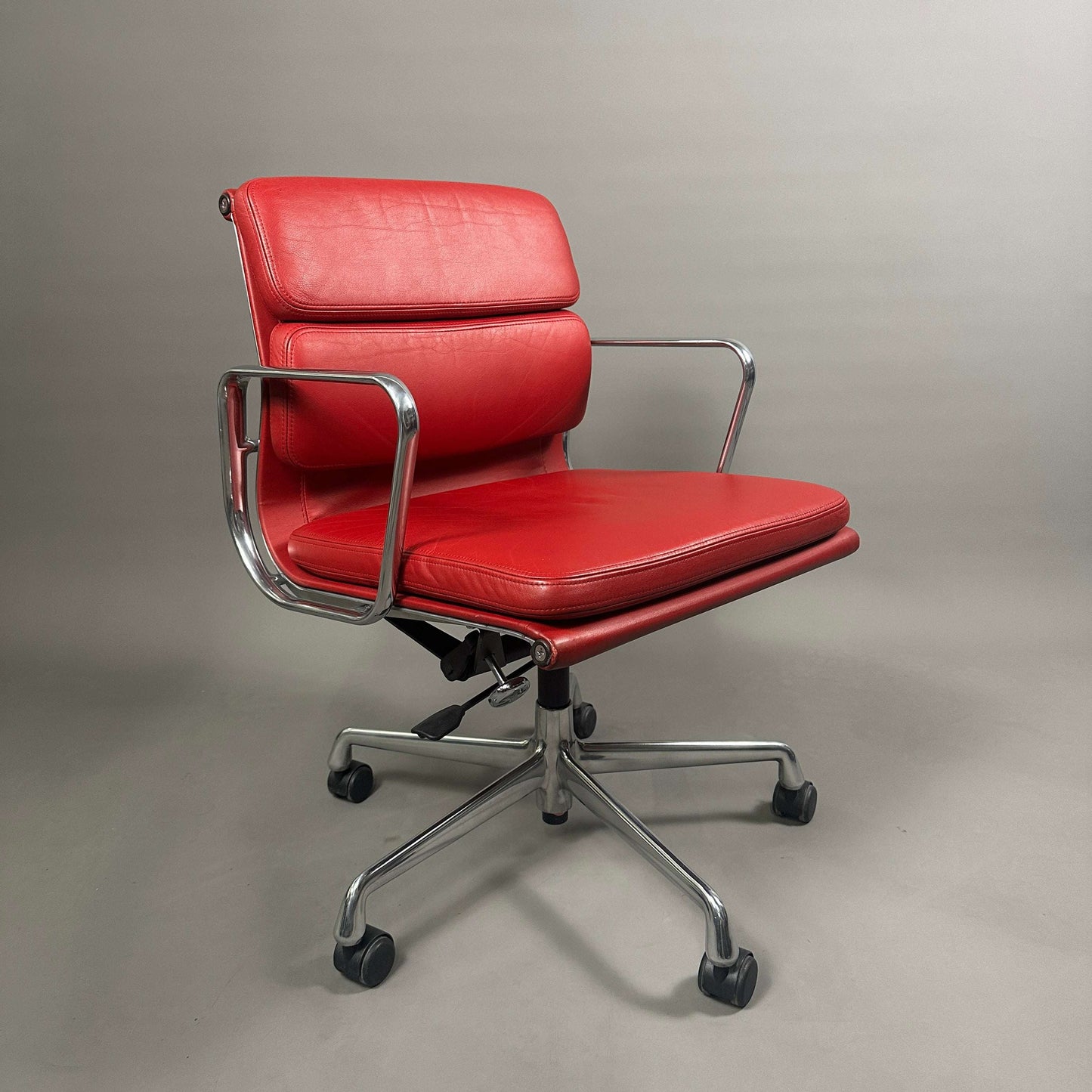 Vitra EA 217 Bürostuhl aus rotem Leder mit Chromgestell, drehbar und höhenverstellbar