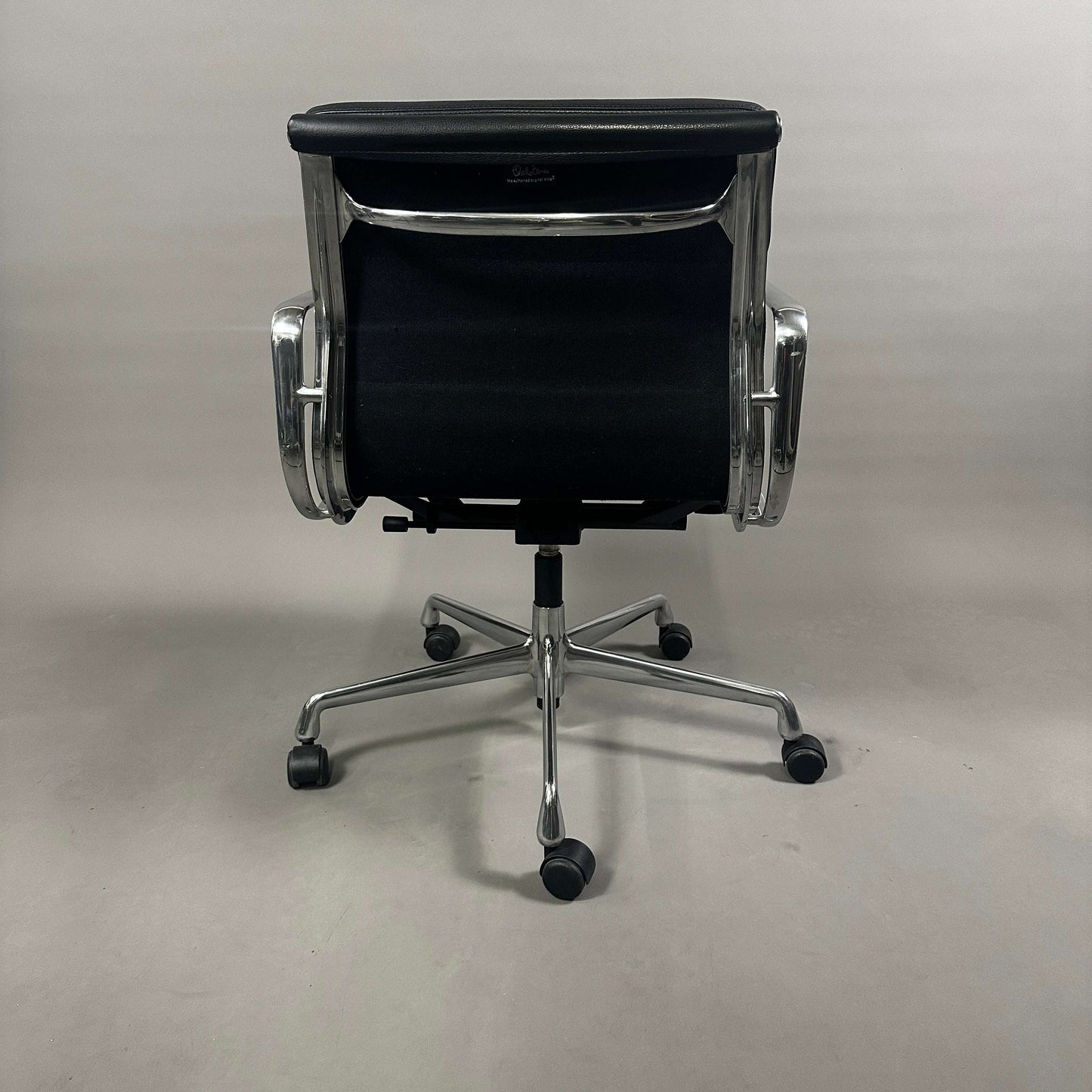 Vitra EA 217 Bürostuhl mit schwarzem Leder und Chromgestell von hinten sichtbar