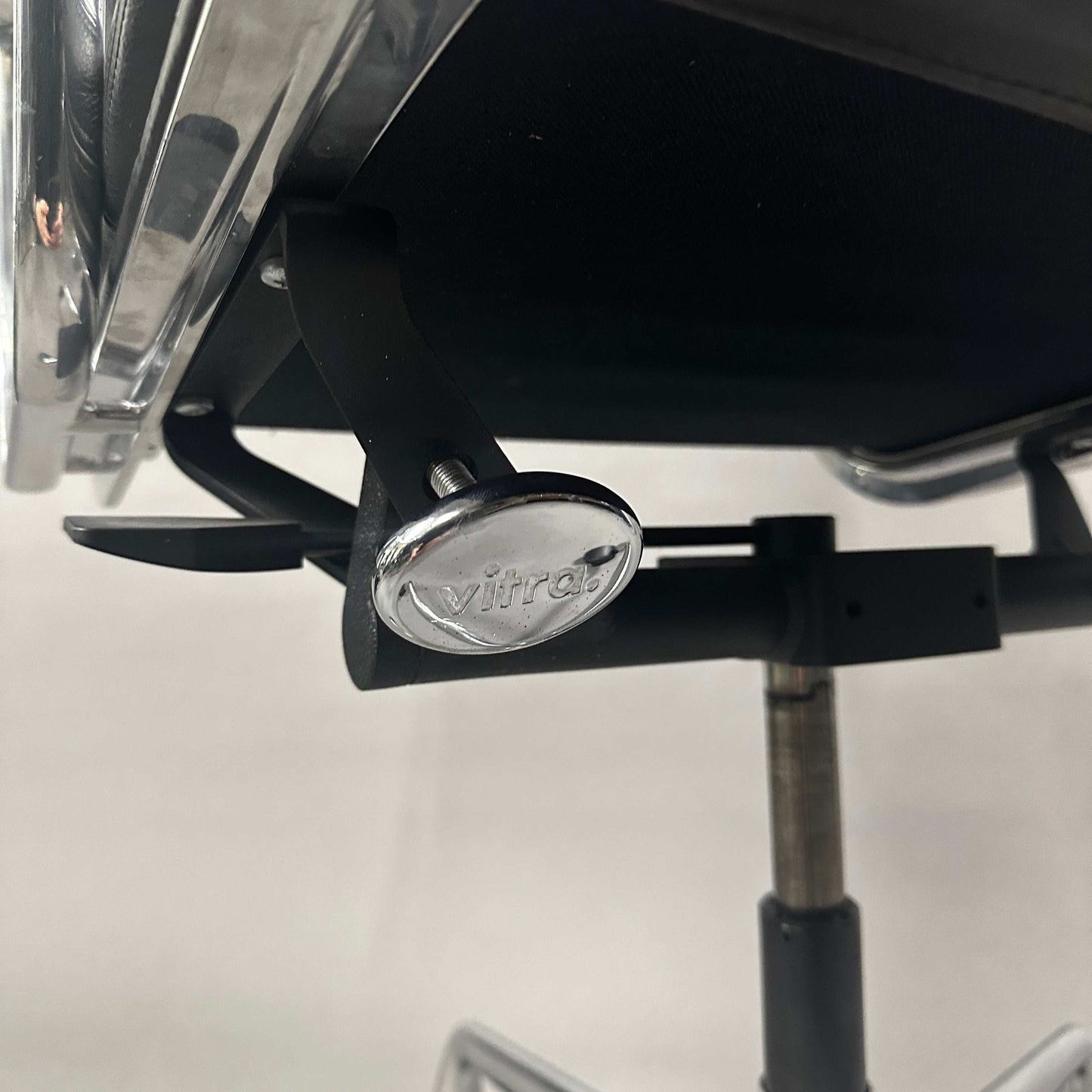 Vitra EA 217 Bürostuhl Detailaufnahme Drehknopf Leder schwarz Chromgestell