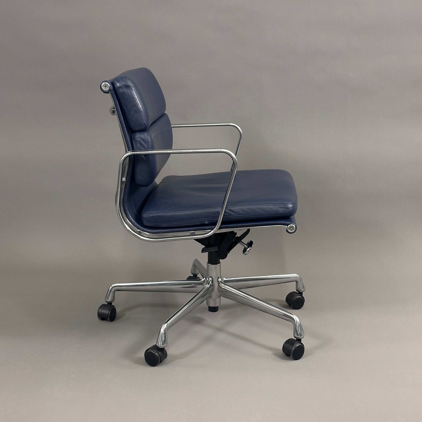 Vitra EA 217 Bürostuhl mit dunkelblauem Premiumleder und poliertem Aluminiumgestell, drehbar und höhenverstellbar