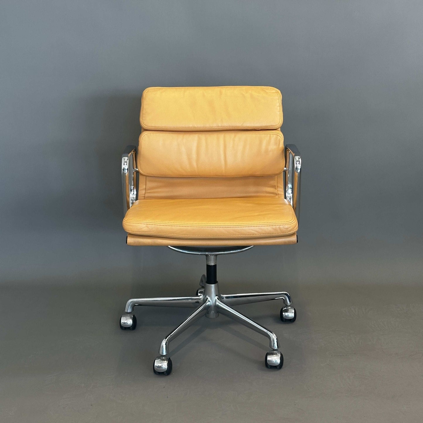 Vitra EA 217 Softpad Bürostuhl aus hellbraunem Leder mit chromfarbenem Gestell und Rollen, drehbar, nicht höhenverstellbar