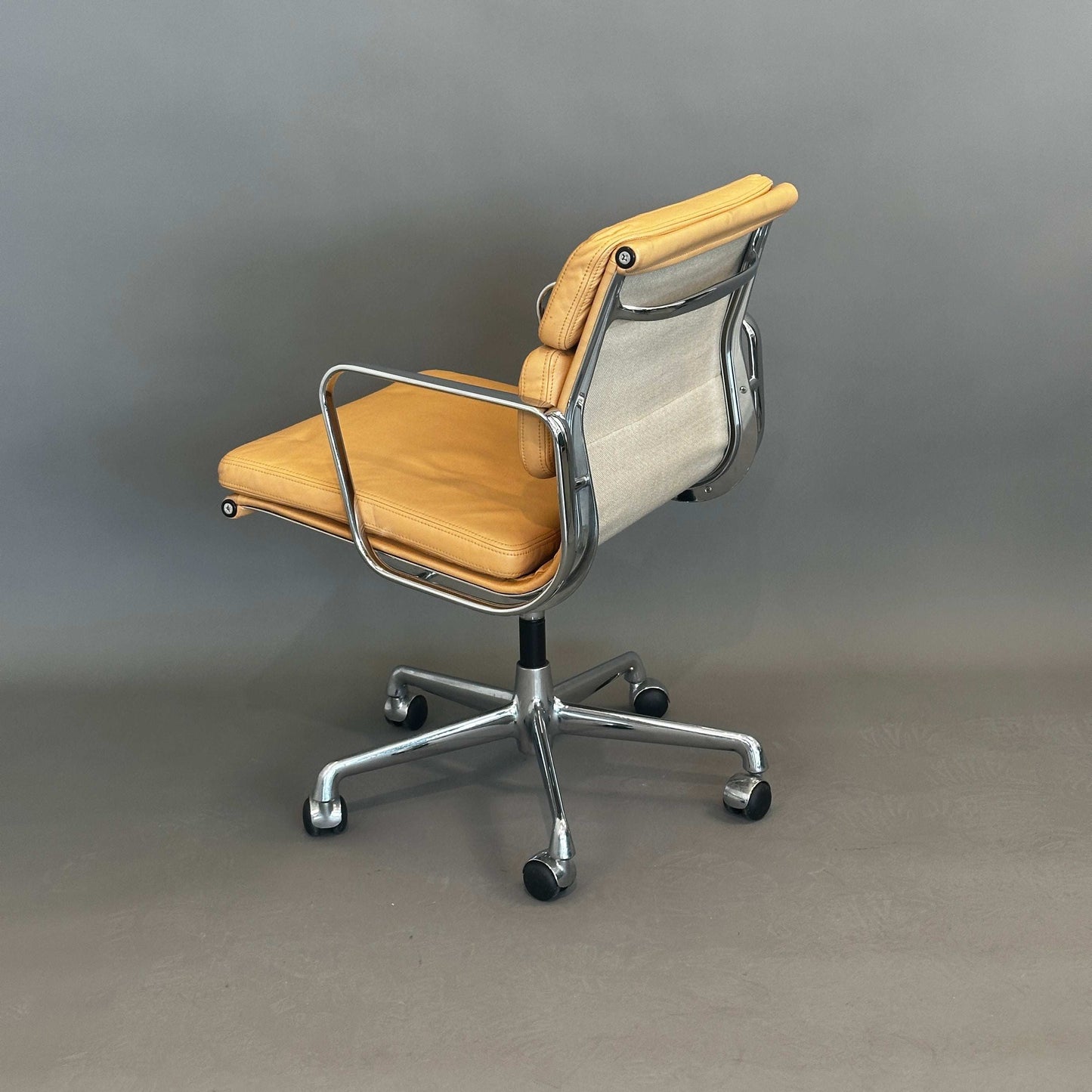Vitra EA 217 Softpad Bürostuhl hellbraunes Leder mit Chromgestell und Rollen, Drehstuhl ohne Höhenverstellung