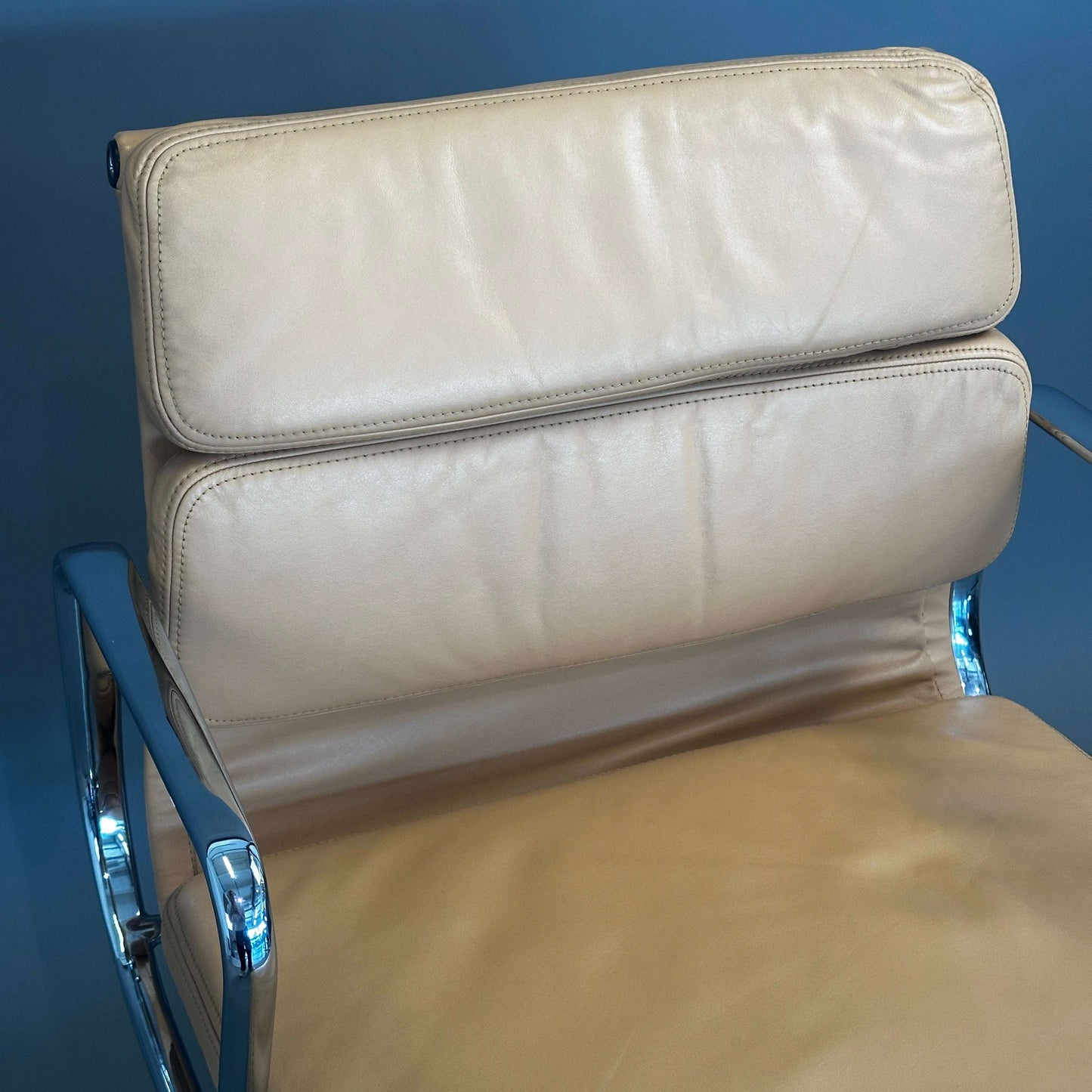 Vitra EA 217 Softpad Bürostuhl aus hellbraunem Leder mit chromgestell und uni Rollen