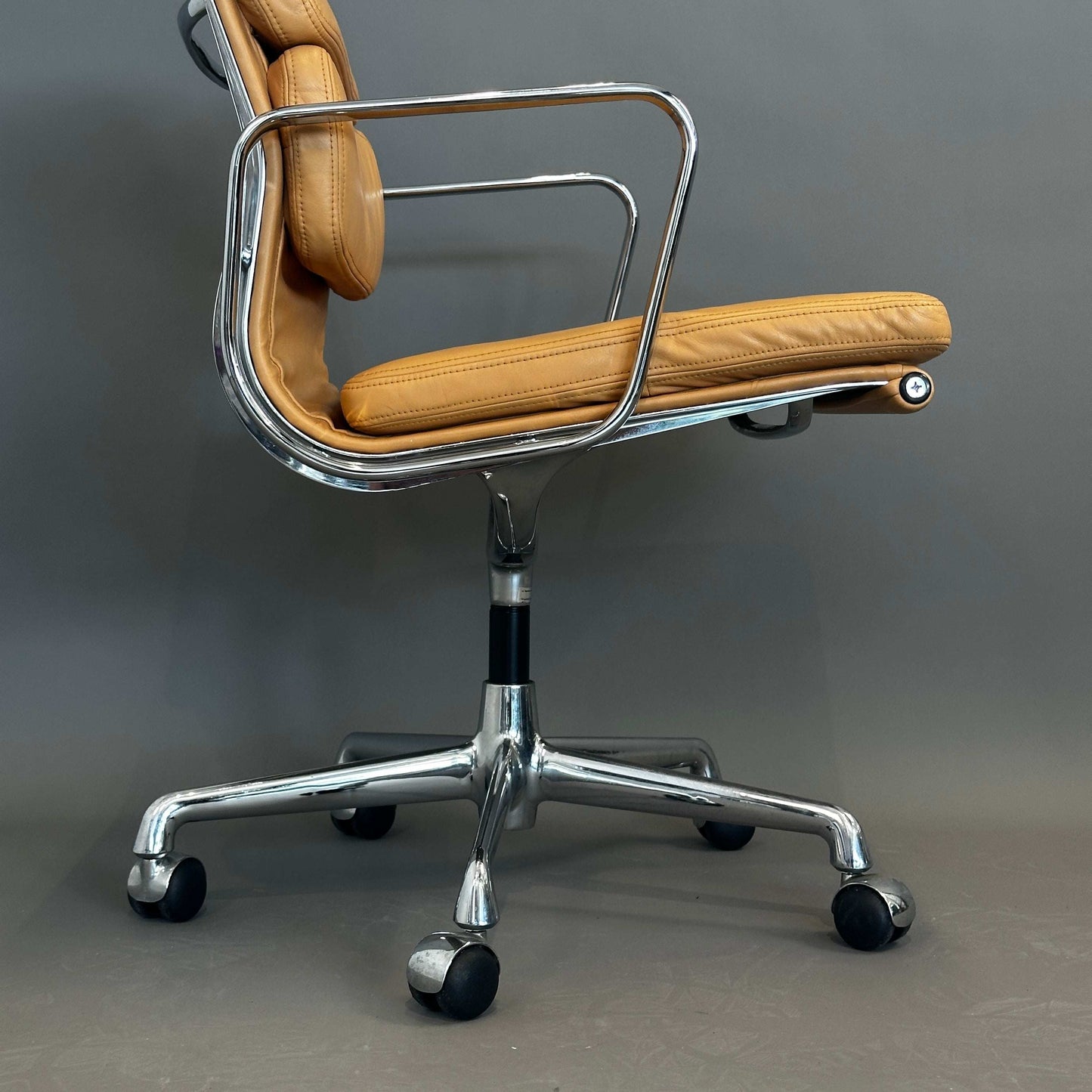 Vitra EA 217 Softpad Bürostuhl aus hellbraunem Leder mit chromgestell und drehbaren Rollen